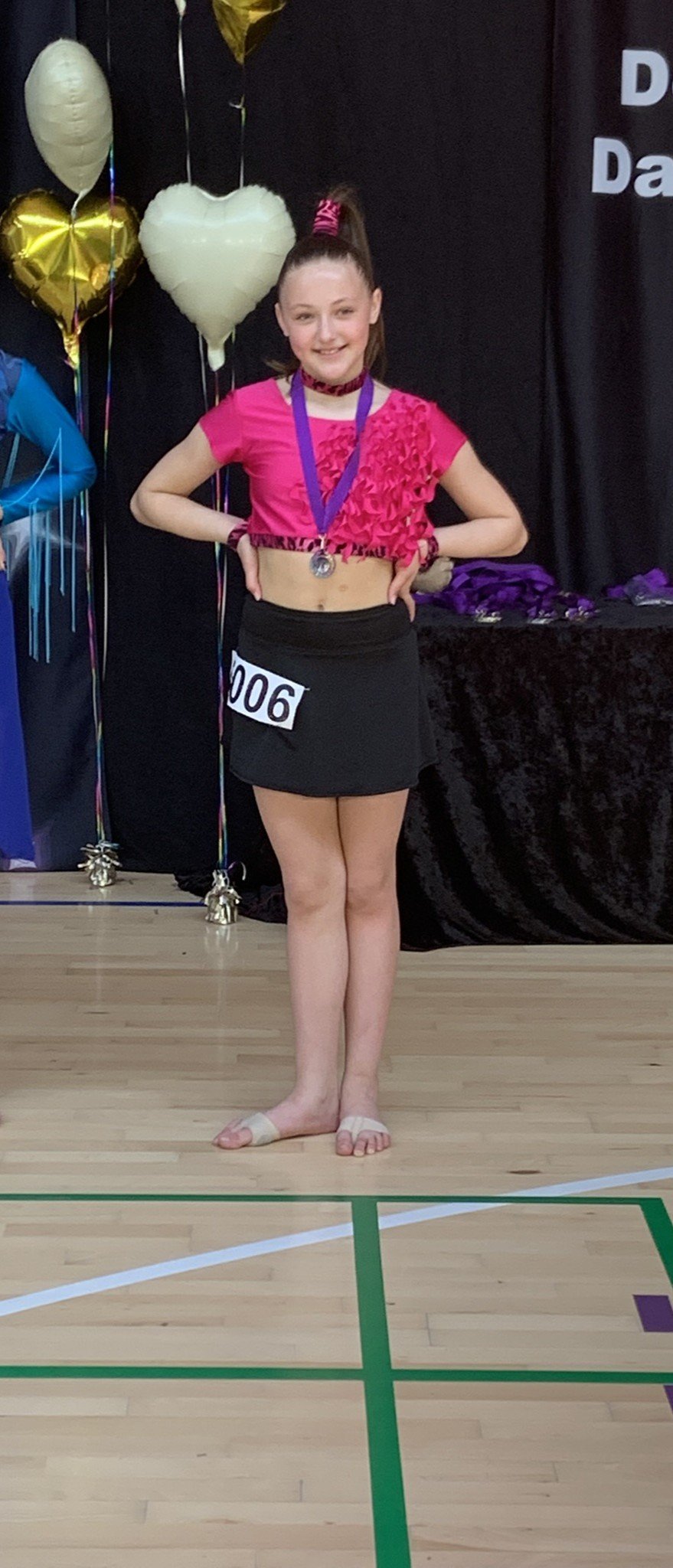 Disco slow-danser fra Dansefeber i Viby J med medalje ved dansekonkurrence, i pink og sort dragt