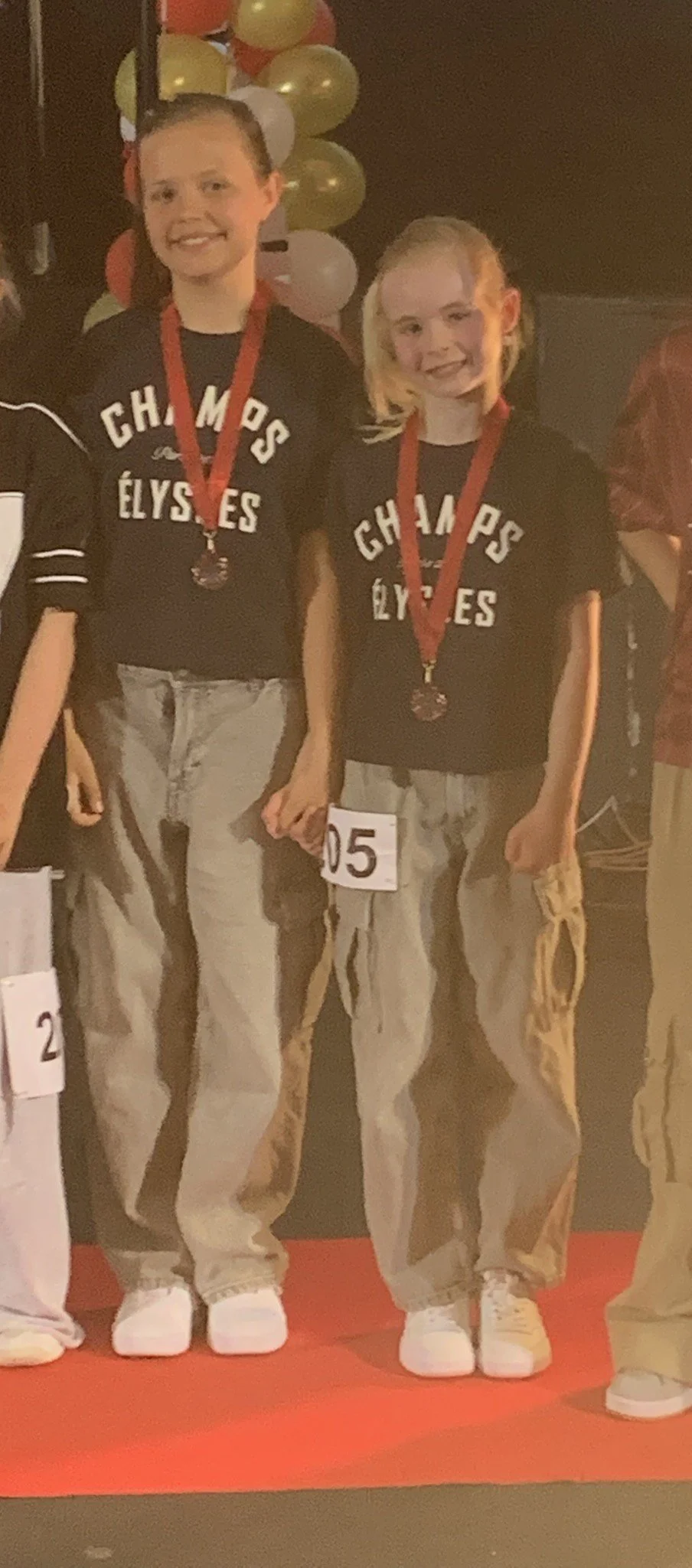 Dansepar fra Dansefeber i grå outfit til hiphop duo ved Danmarksmesterskaberne 2026 i Forum Horsens
