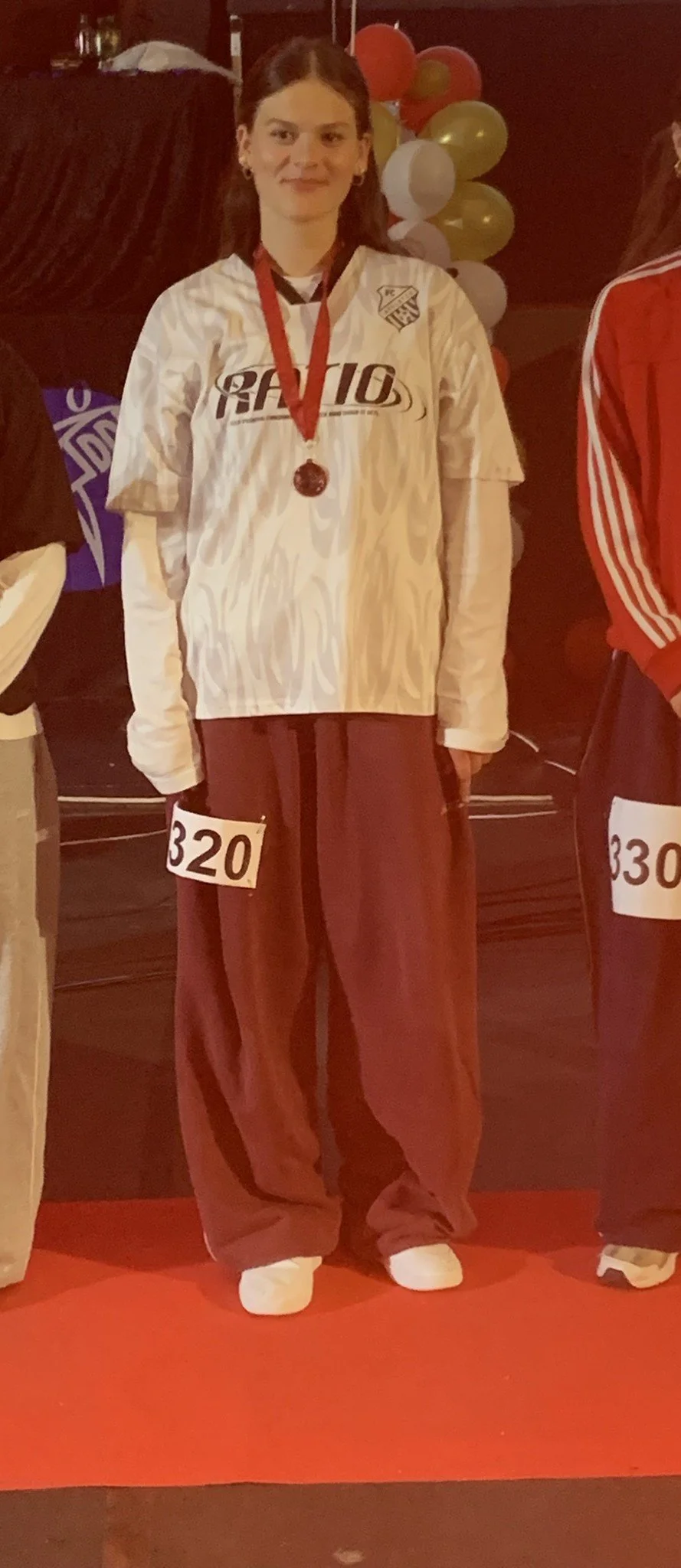 Danser fra Dansefeber i hvid outfit til hiphop solo ved Danmarksmesterskaberne 2026 i Forum Horsens