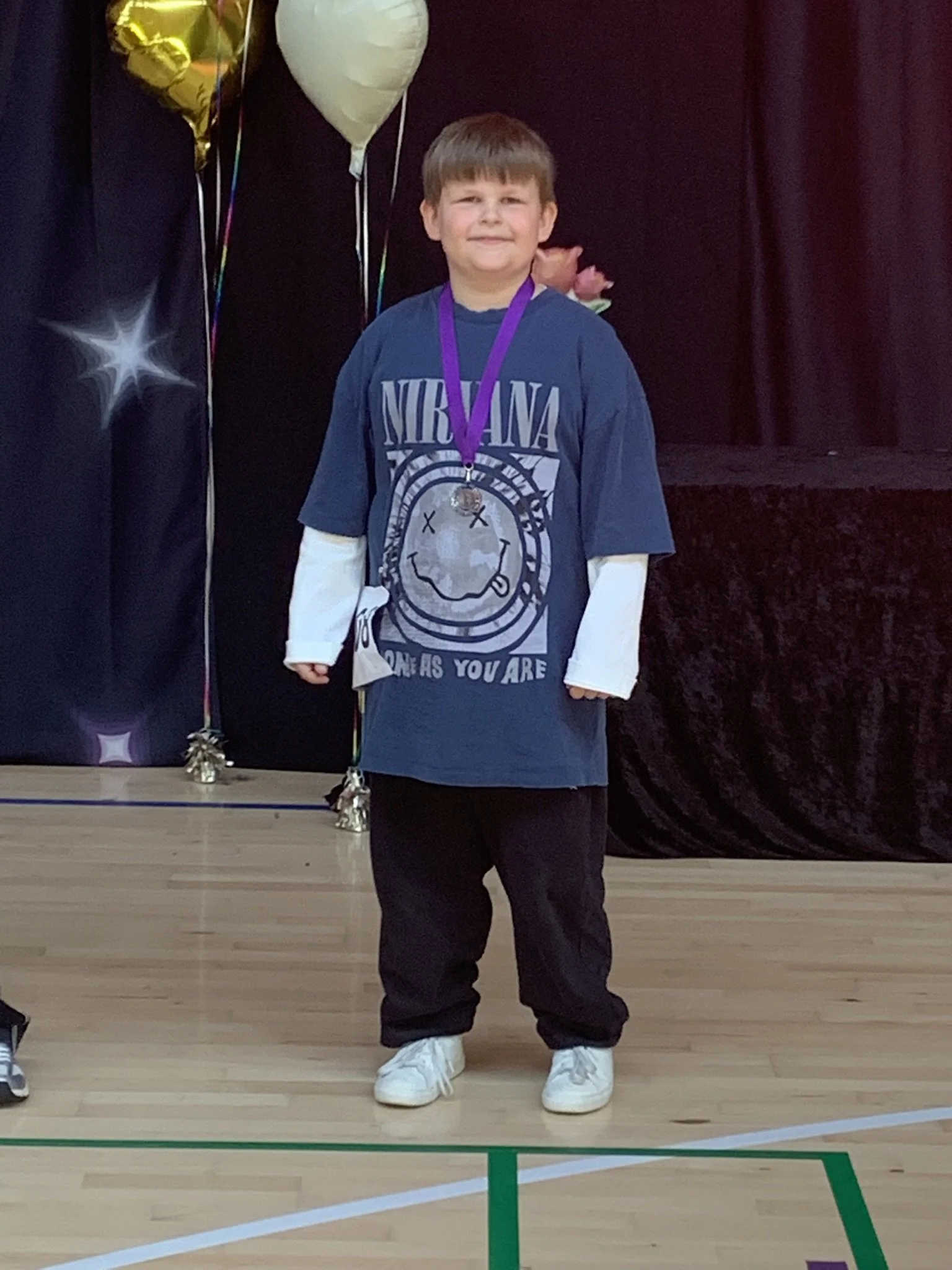 Hiphopdanser fra Dansefeber i Aarhus Syd med medalje ved dansekonkurrence, i blå og grå dragt