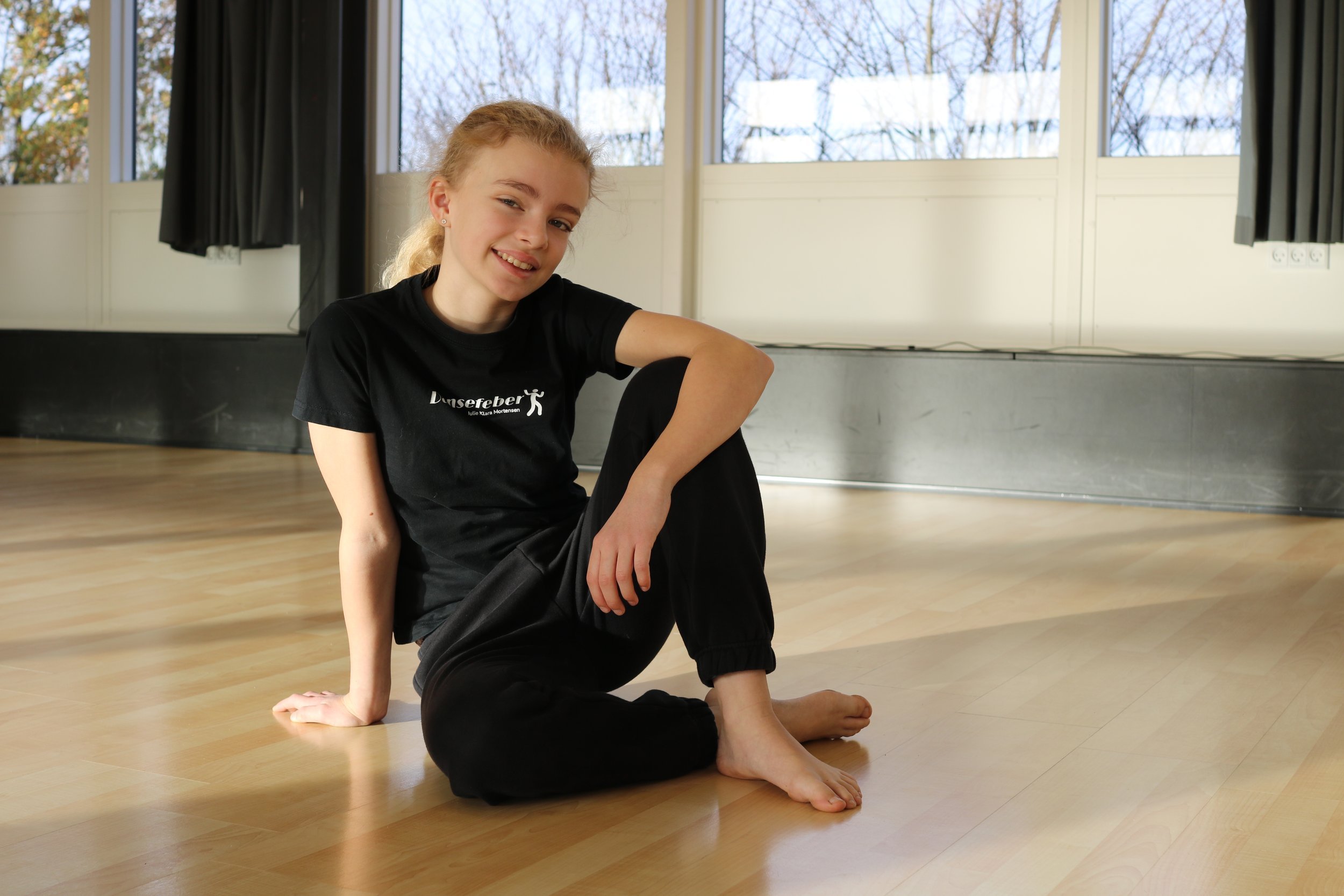 Hjælpeinstruktør hjælper børn med dans hos Dansefeber – Danmarks billigste danseskole