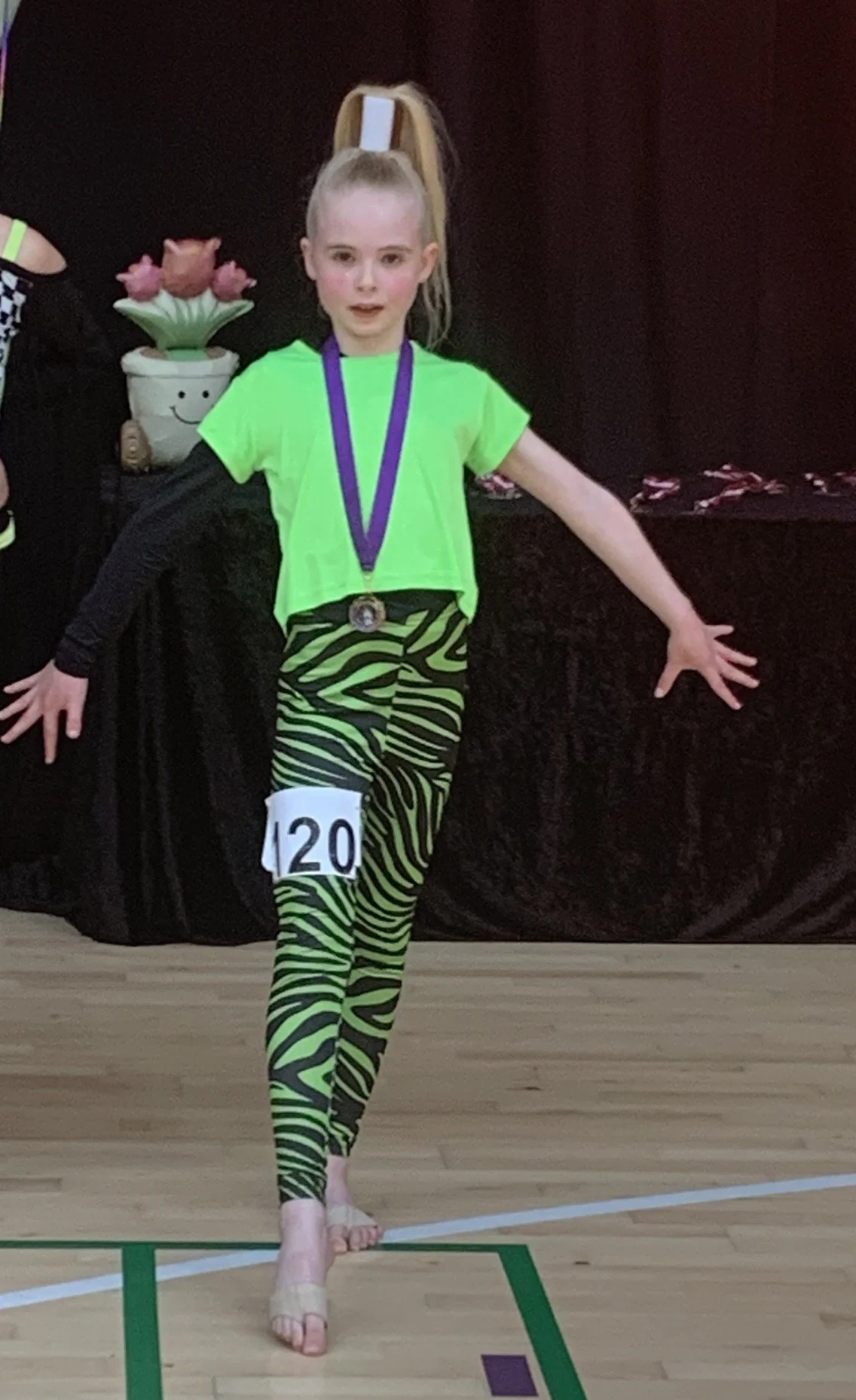 Discodanser fra Dansefeber i Viby J med medalje ved dansekonkurrence, i zebramønstret dragt