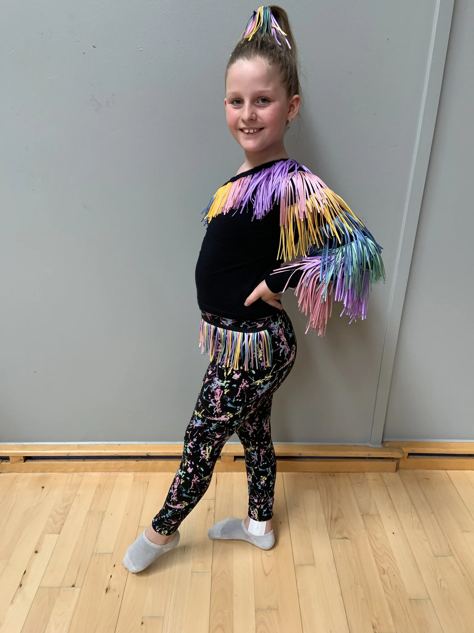 Discodanser fra Dansefeber i Viby J i studieportræt ved dansekonkurrence, i sort og pastel dragt