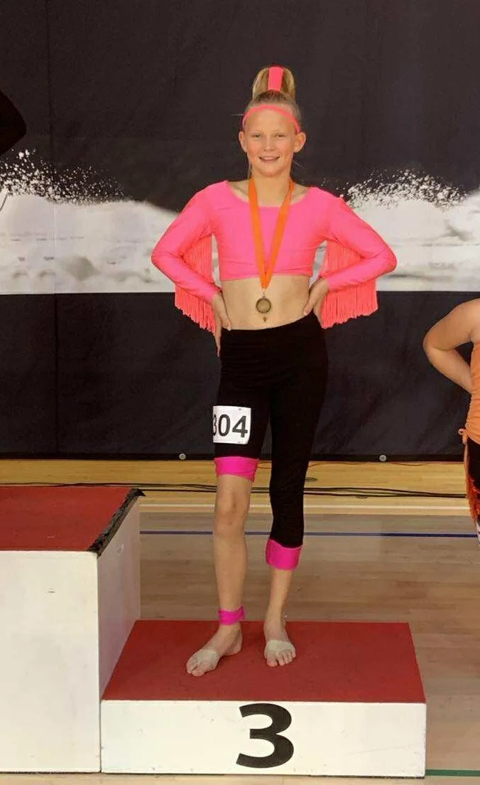 dansefeber-viby-j-disco-efteraarscup-3plads-discodragt-pinksort.jpg