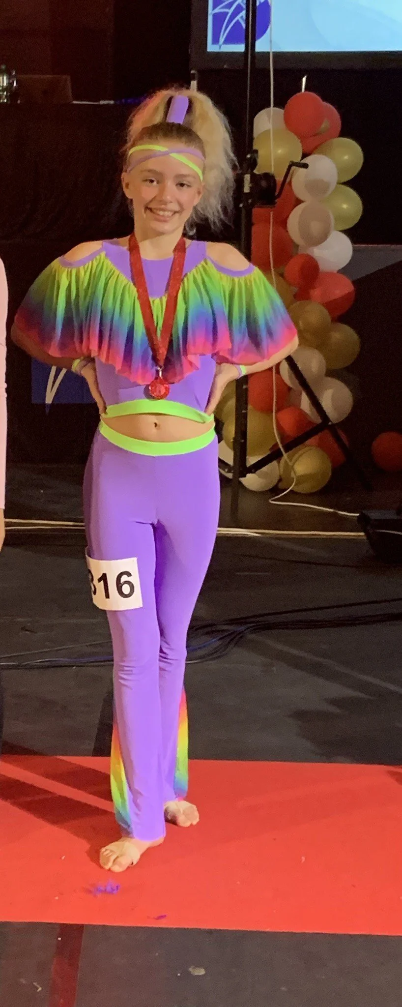 Danser fra Dansefeber i regnbue discodragt til disco solo ved Danmarksmesterskaberne 2026 i Forum Horsens