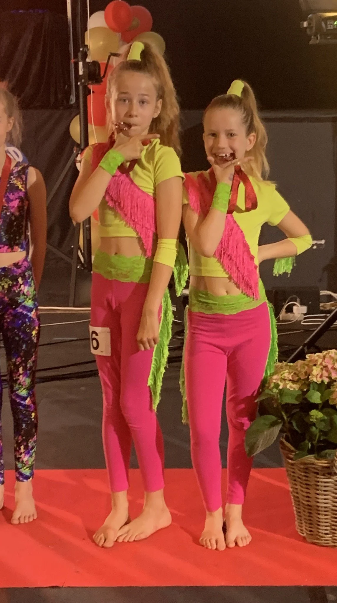 Dansepar fra Dansefeber i pink grøn discodragt til disco duo ved Danmarksmesterskaberne 2026 i Forum Horsens