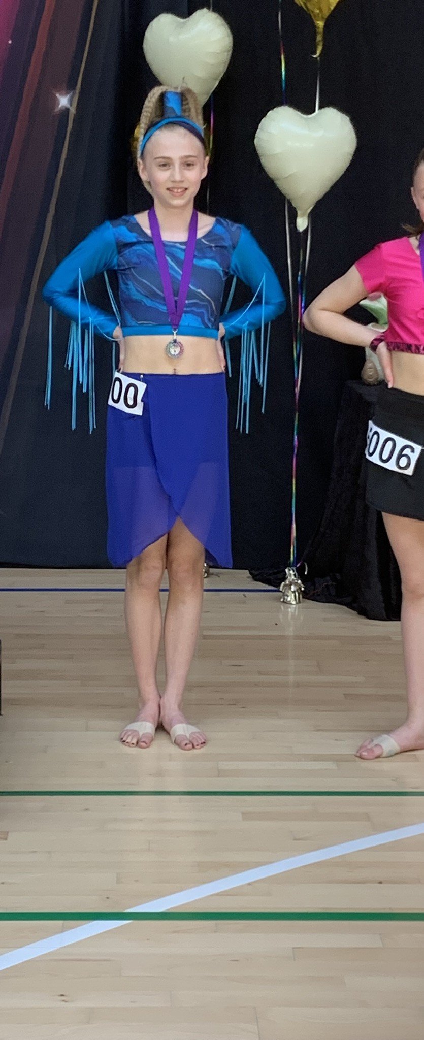 Disco slow-danser fra Dansefeber i Viby J med medalje ved dansekonkurrence, i blå dragt