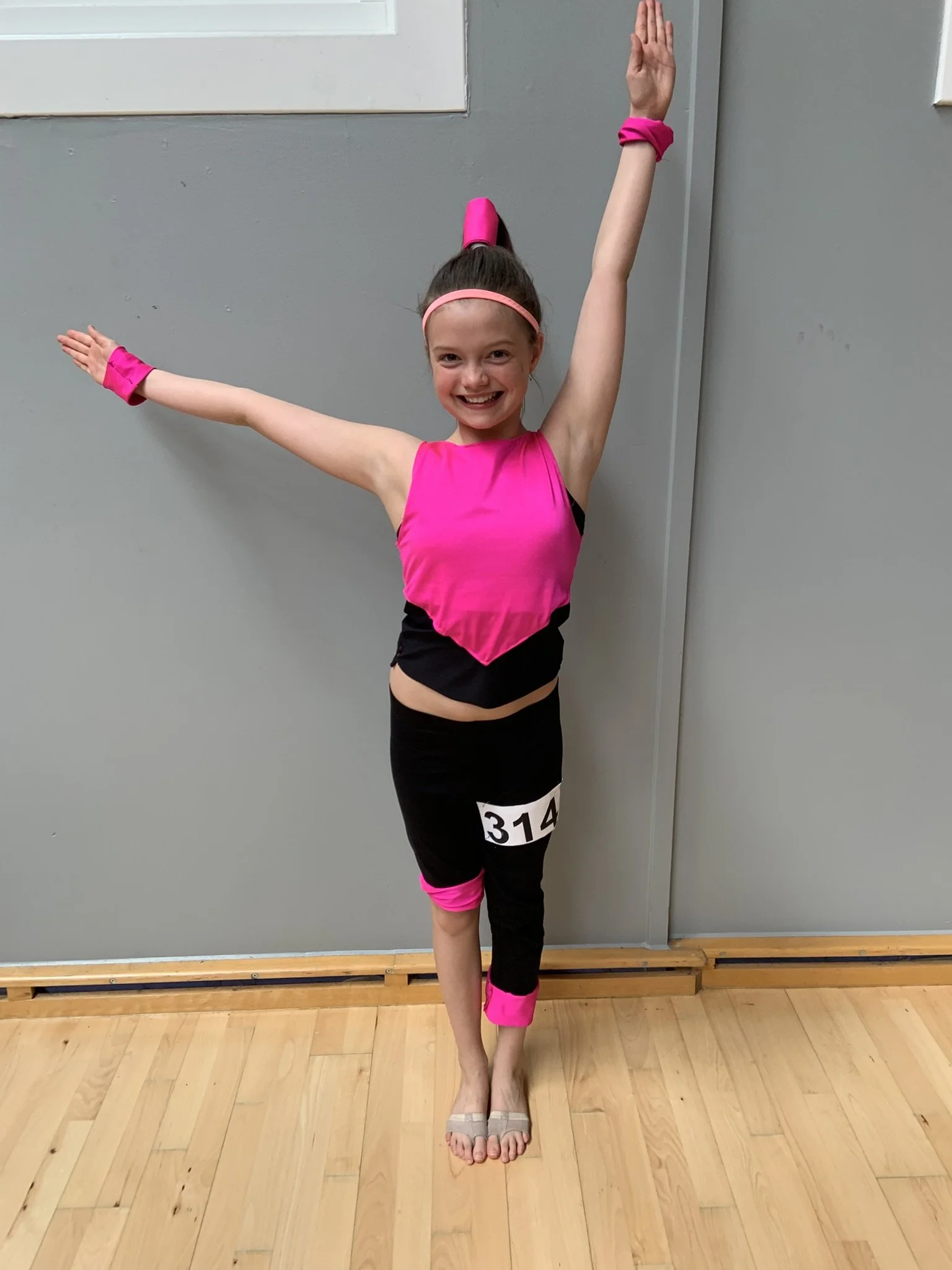 Discodanser fra Dansefeber i Viby J i studieportræt ved dansekonkurrence, i pink og sort dragt
