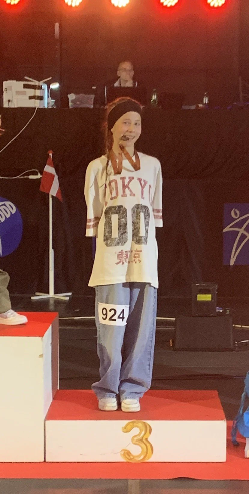 Danser fra Dansefeber i hvid outfit til hiphop solo ved Danmarksmesterskaberne 2026 i Forum Horsens – 3. plads