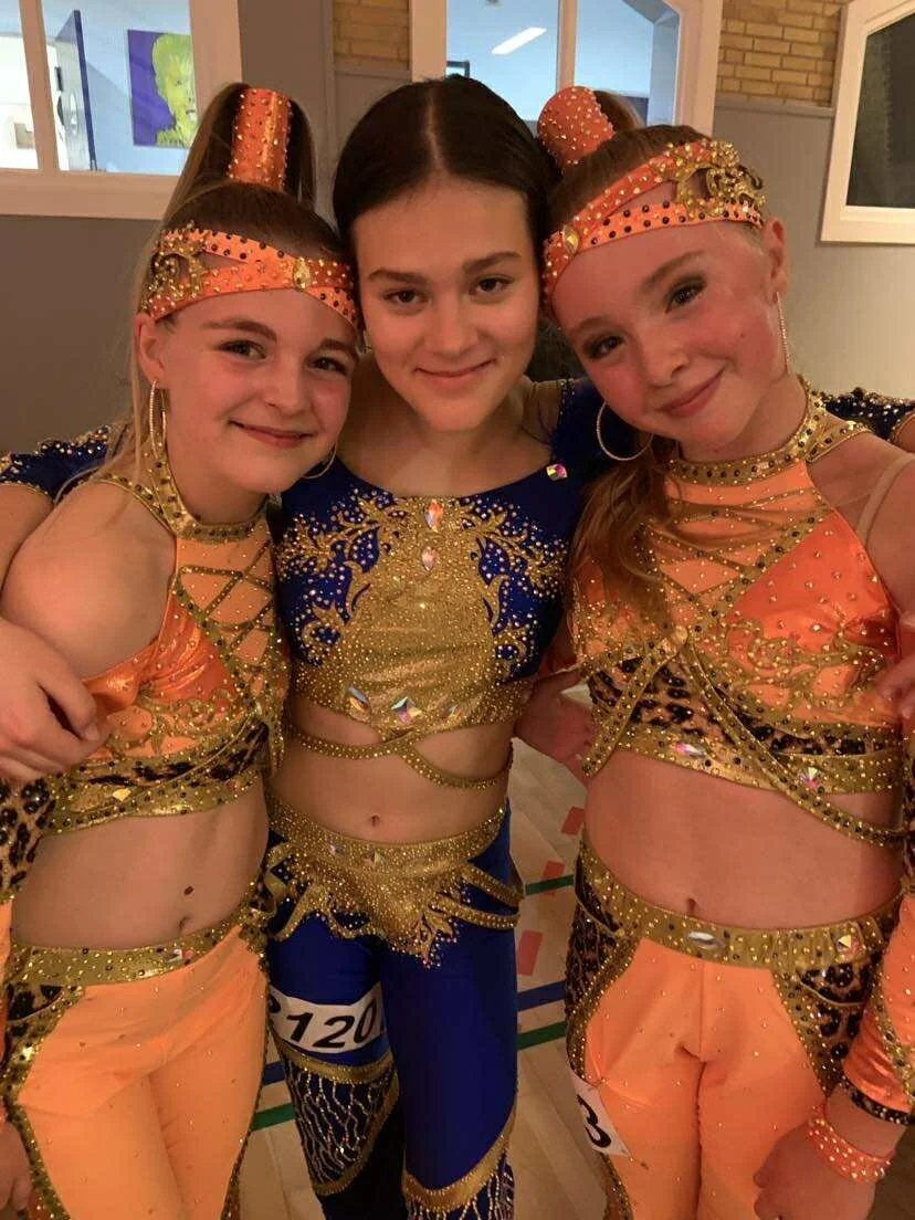 dansefeber-viby-j-gruppe-efteraarscup-discodragt-orangeblaaguld.jpg
