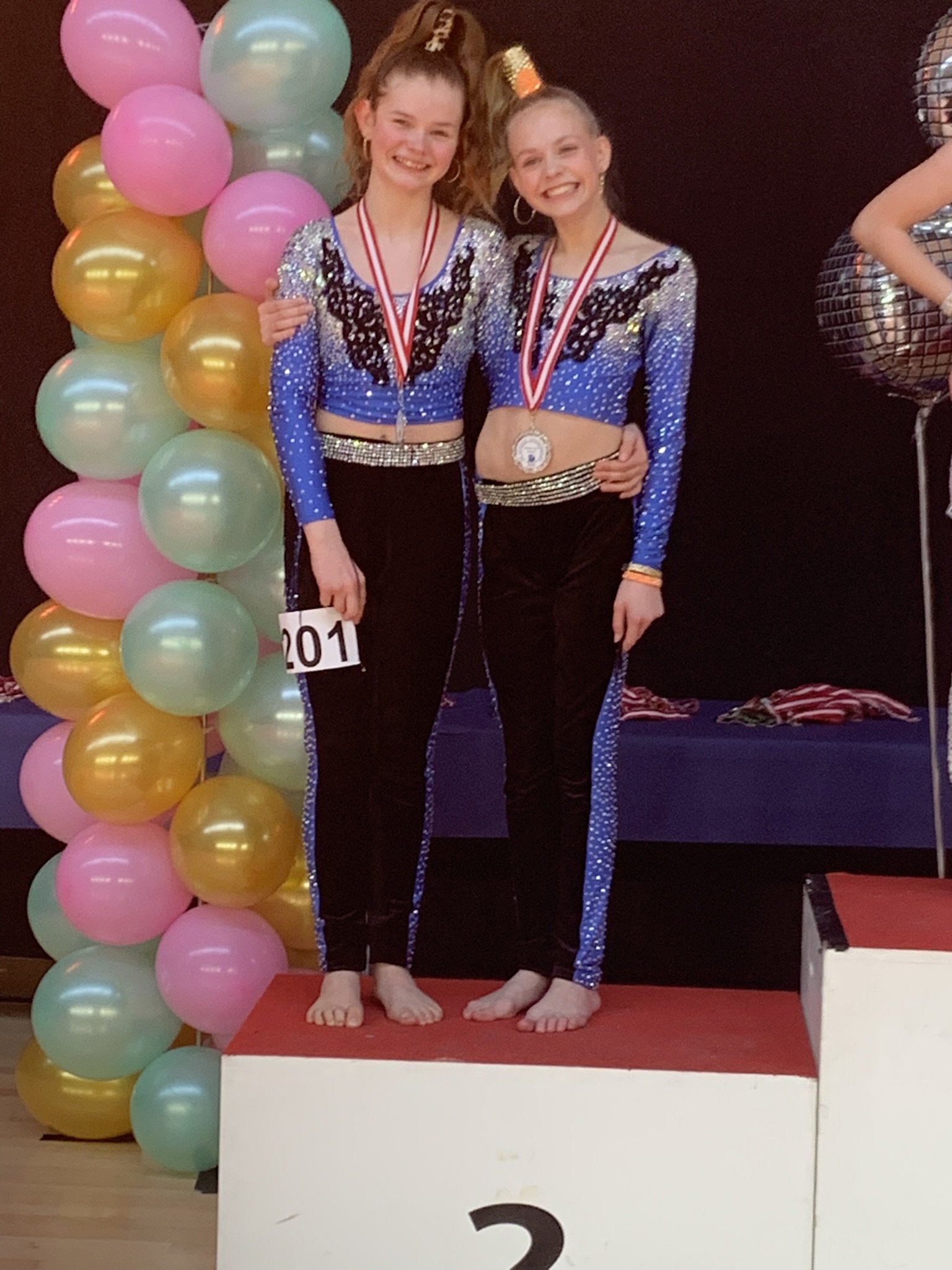 To discodansere fra Dansefeber i Viby J på podiet ved dansekonkurrence