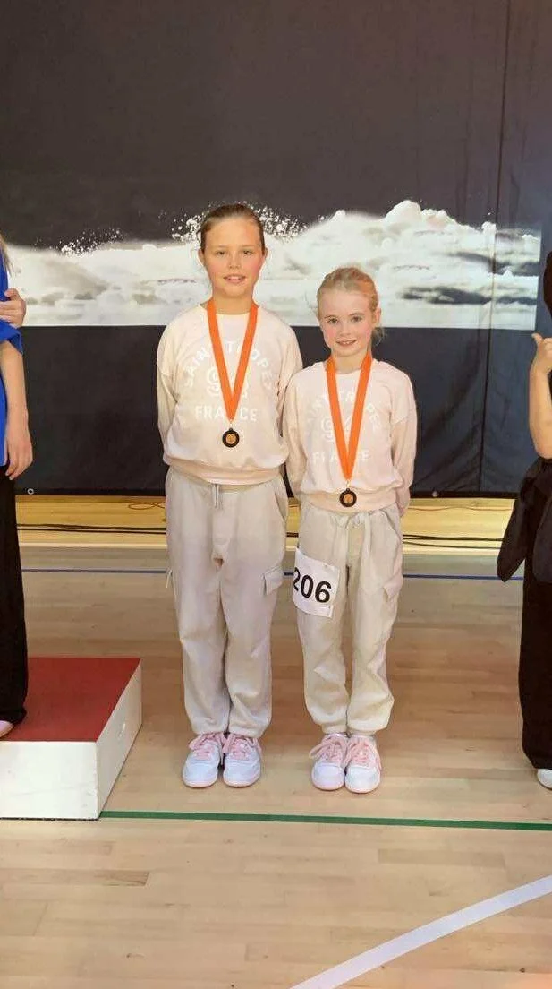 dansefeber-viby-j-hiphop-duo-efteraarscup-medalje-beige-matchende.jpg