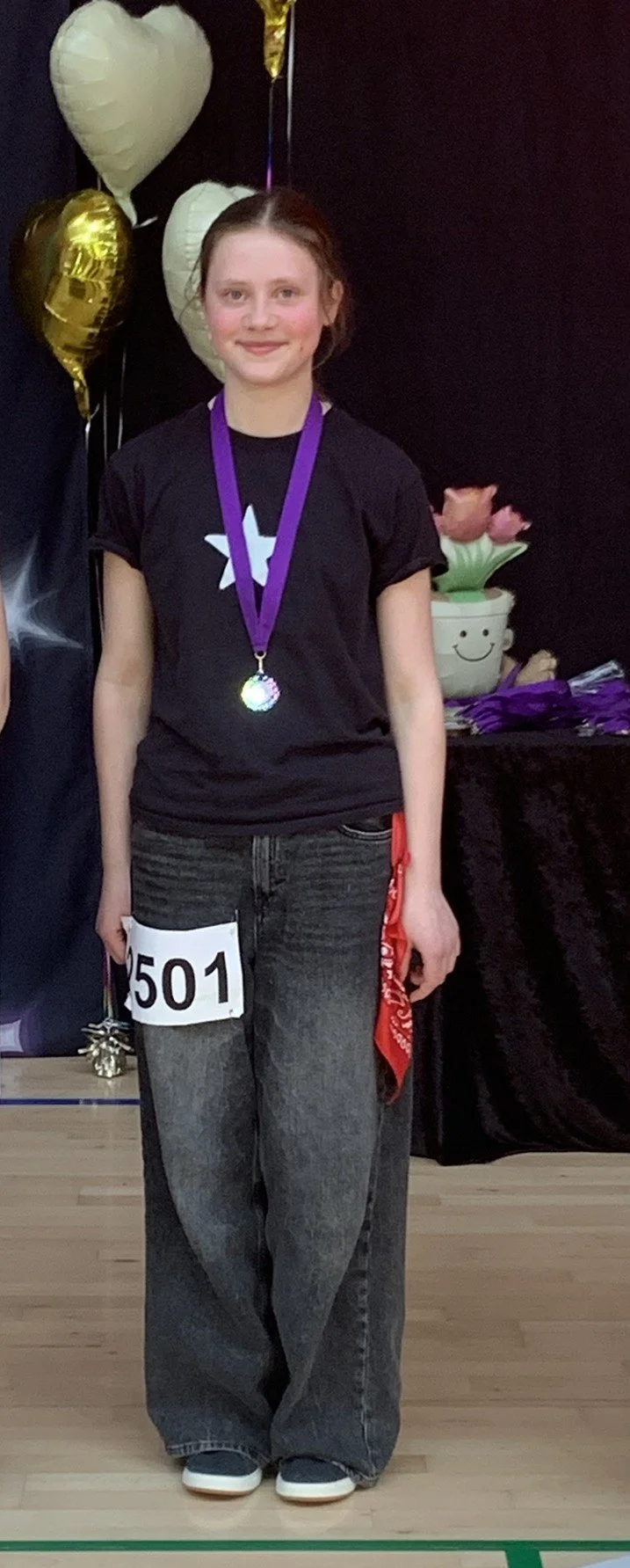 Hiphopdanser fra Dansefeber i Viby J med medalje ved dansekonkurrence, i sort dragt med stjerner