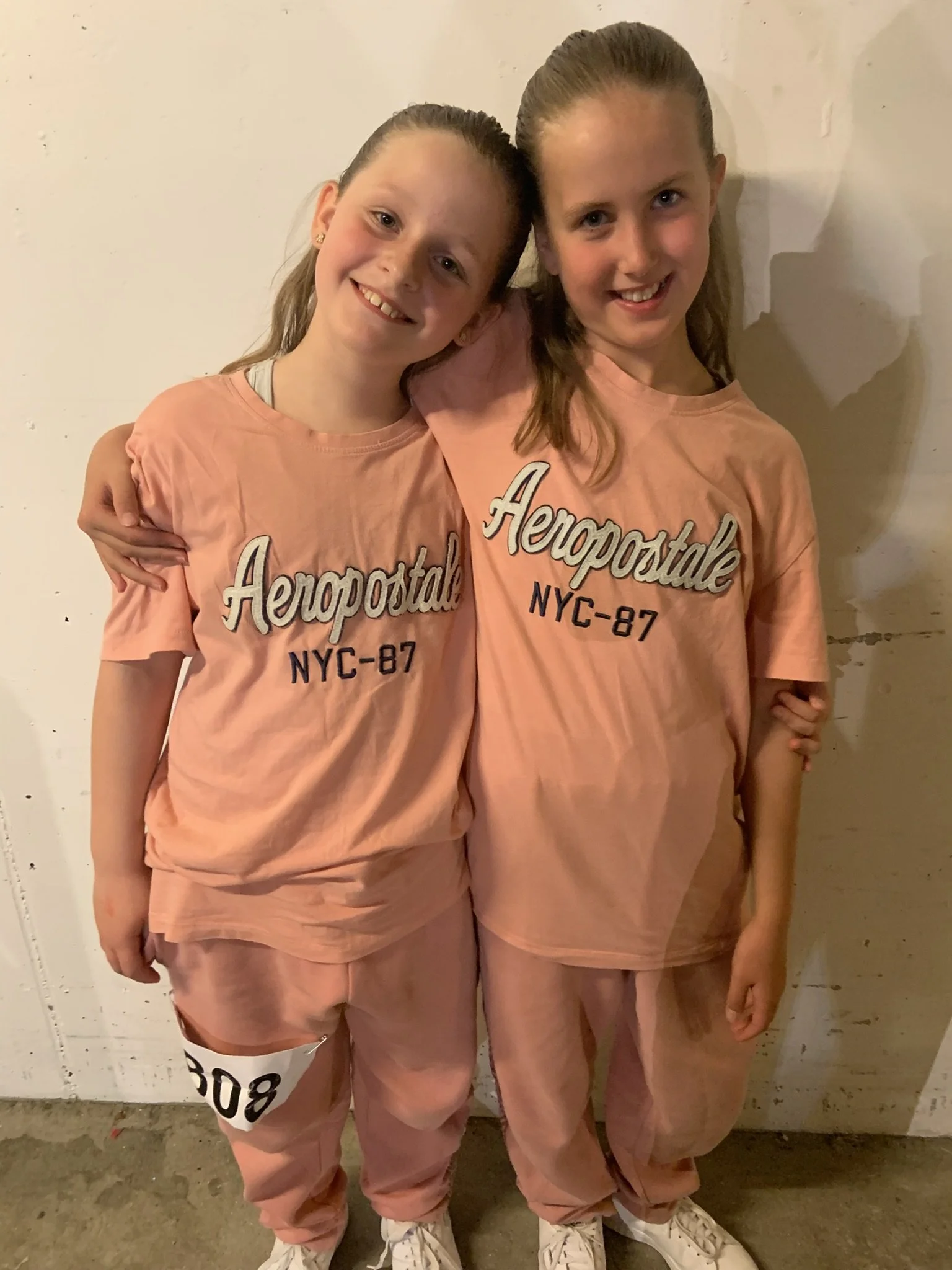 Dansepar fra Dansefeber i koral outfit til hiphop duo ved Danmarksmesterskaberne 2026 i Forum Horsens