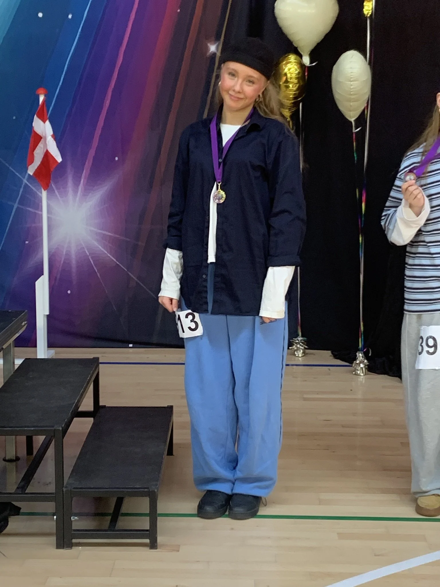Hiphopdanser fra Dansefeber i Aarhus Syd med medalje ved dansekonkurrence, i sort og blå dragt