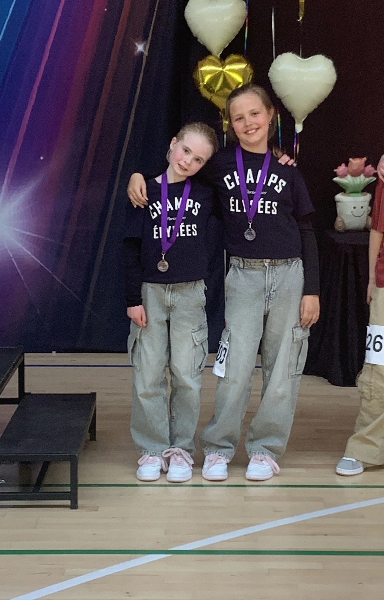 Hiphopduo fra Dansefeber i Viby J med medaljer ved dansekonkurrence, i sort og khaki dragter