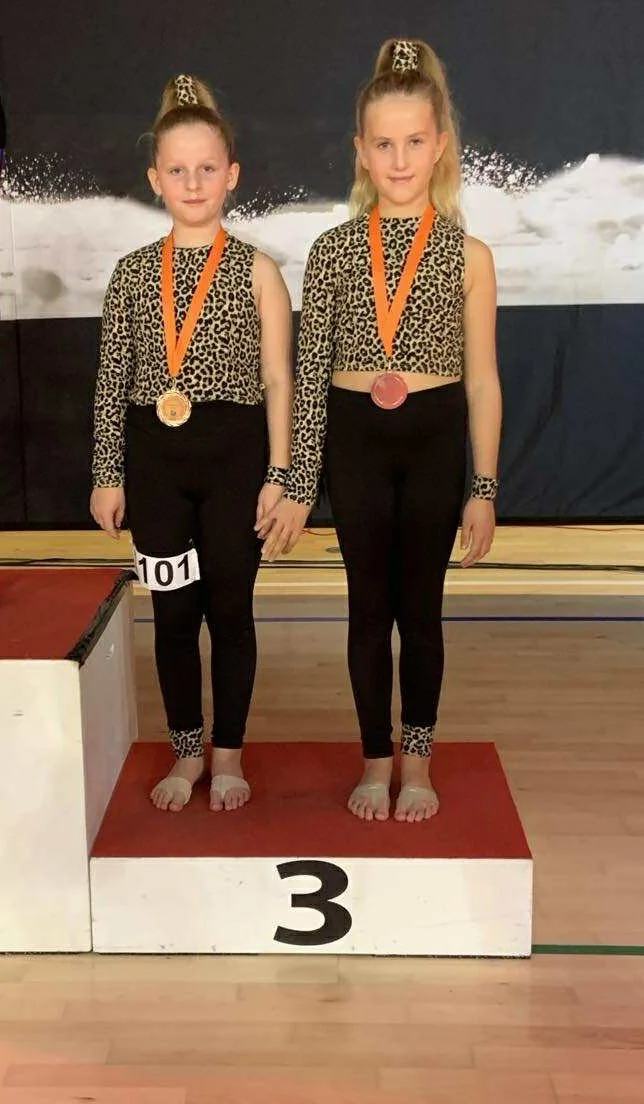 dansefeber-viby-j-disco-duo-efteraarscup-3plads-discodragt-leopardsort.jpg