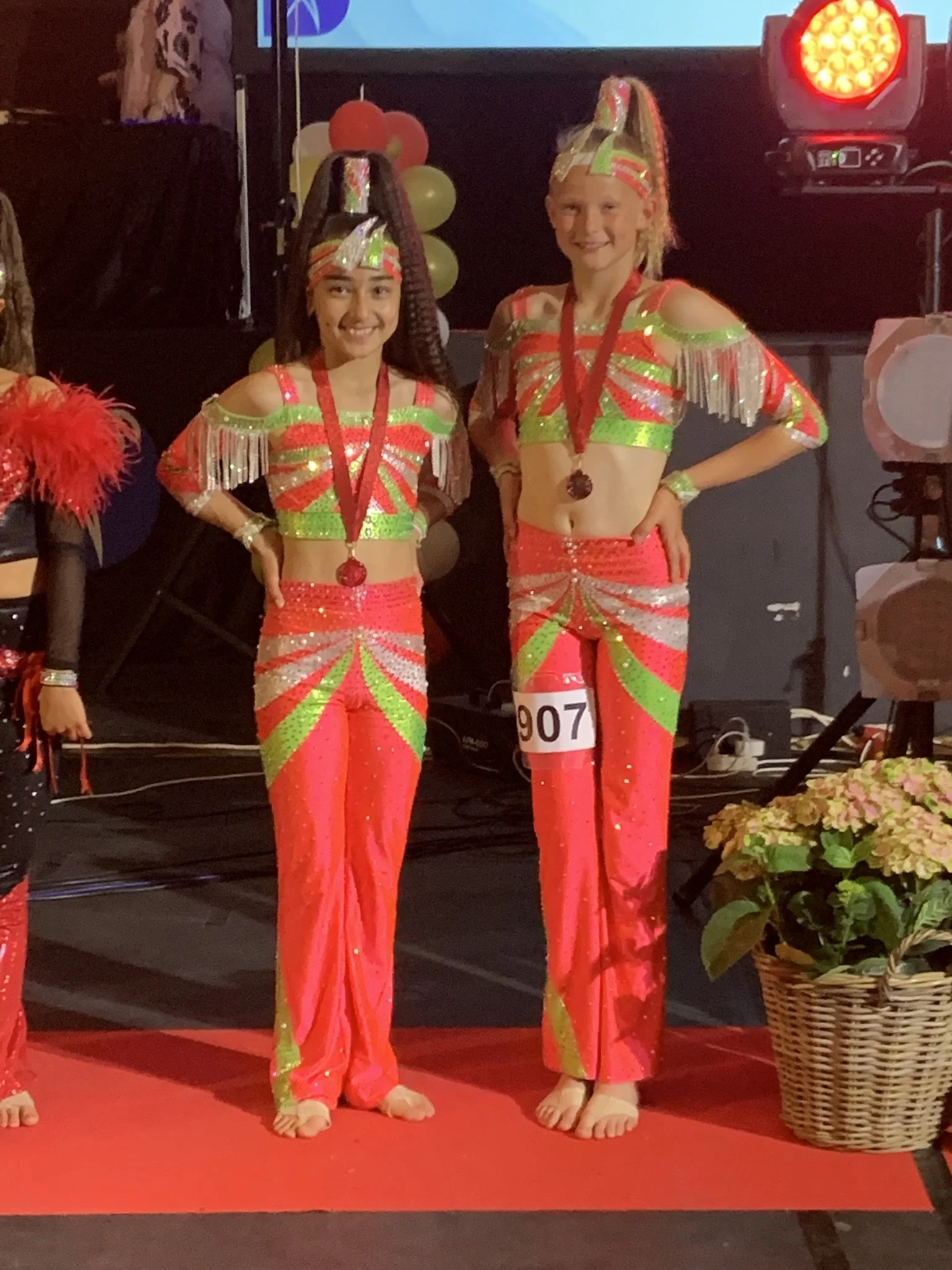 Dansepar fra Dansefeber i rød discodragt til disco duo ved Danmarksmesterskaberne 2026 i Forum Horsens