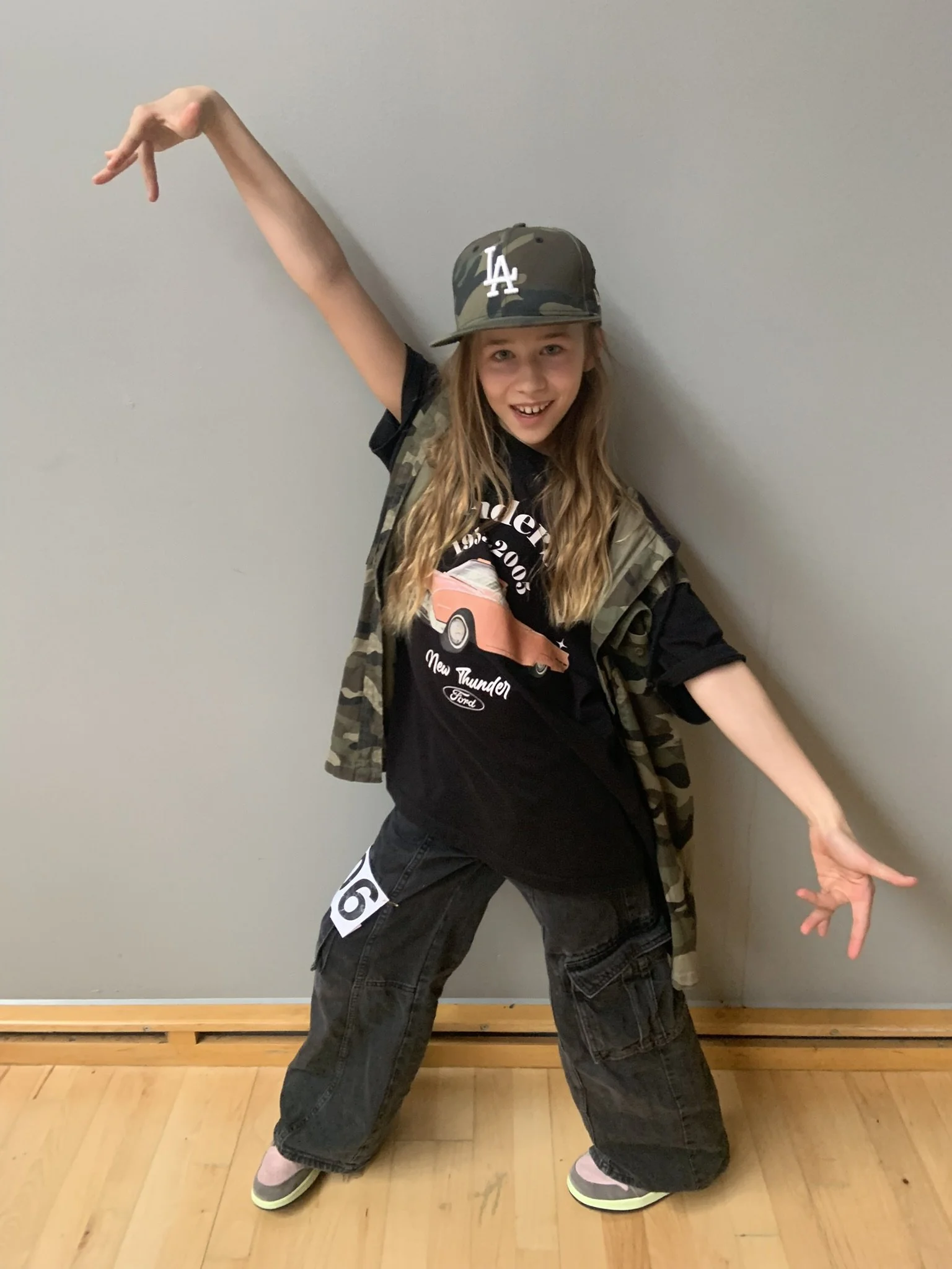 Hiphopdanser fra Dansefeber i Viby J i studieportræt ved dansekonkurrence, i camouflagedragt
