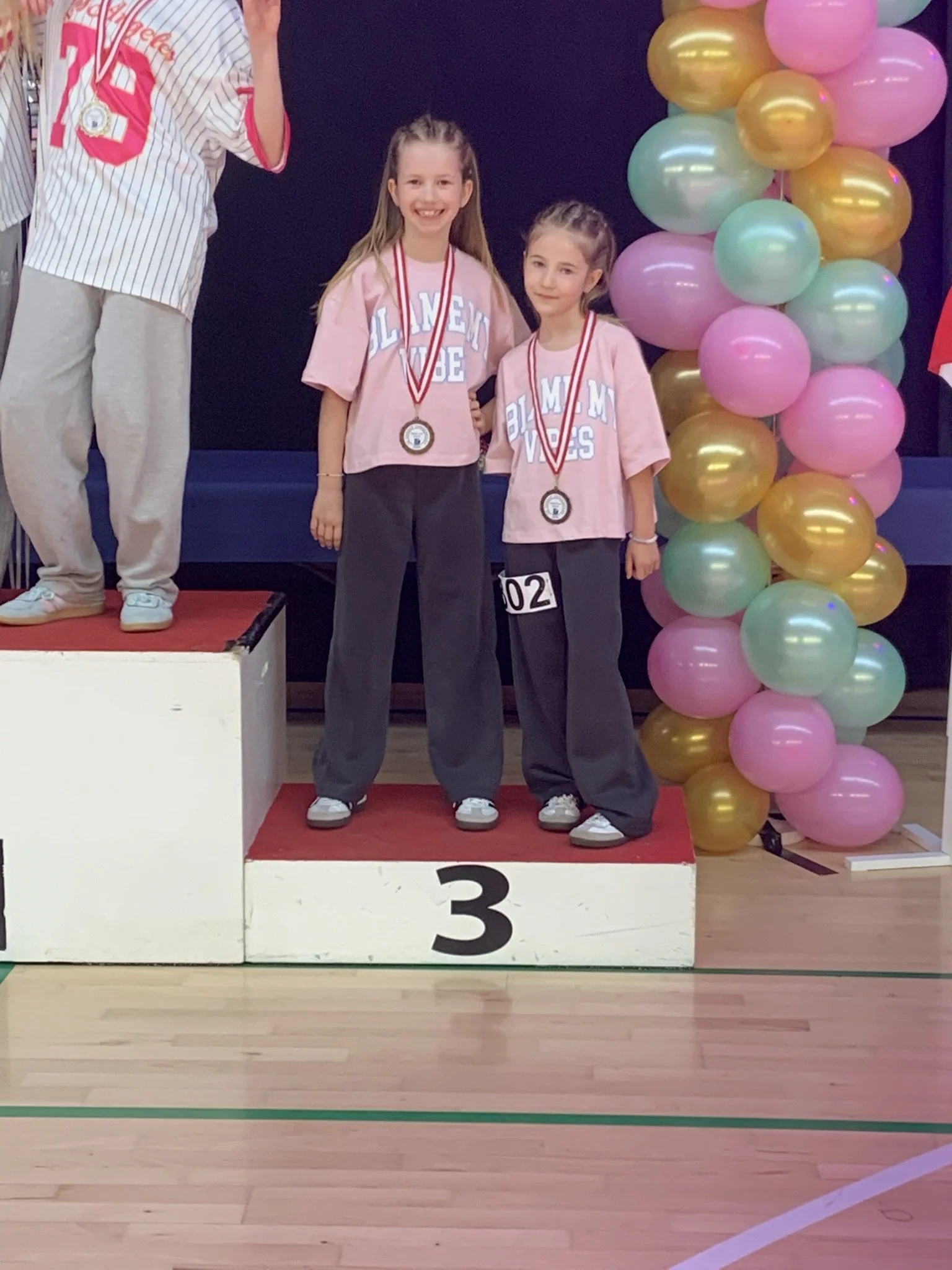To dansere fra Dansefeber i Viby J på podiet ved dansekonkurrence