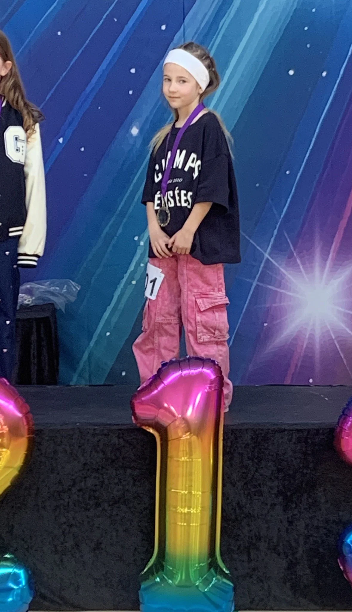 Hiphopdanser fra Dansefeber i Viby J på 1. pladsen ved dansekonkurrence, i sort og pink dragt