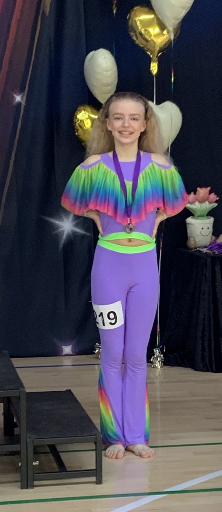 Discodanser fra Dansefeber i Viby J med medalje ved dansekonkurrence, i lilla og regnbuefarvet dragt