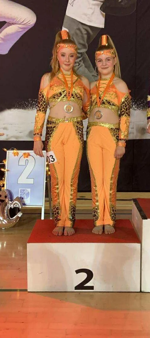 dansefeber-viby-j-disco-duo-efteraarscup-2plads-discodragt-orangeguld.jpg