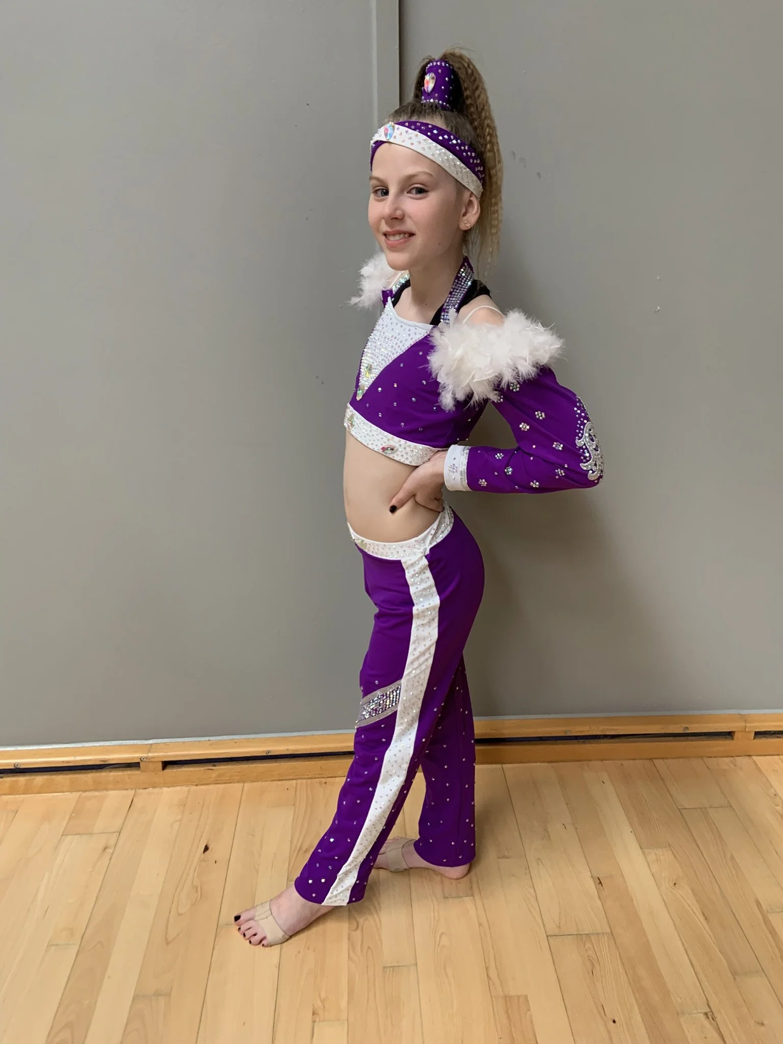 Studieportræt af discodanser fra Dansefeber i Viby J ved dansekonkurrence, i lilla og hvid dragt