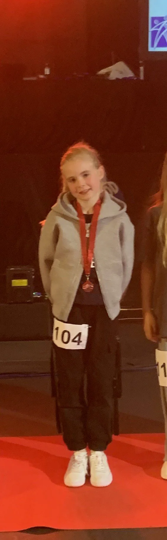 Danser fra Dansefeber i beige outfit til hiphop solo ved Danmarksmesterskaberne 2026 i Forum Horsens