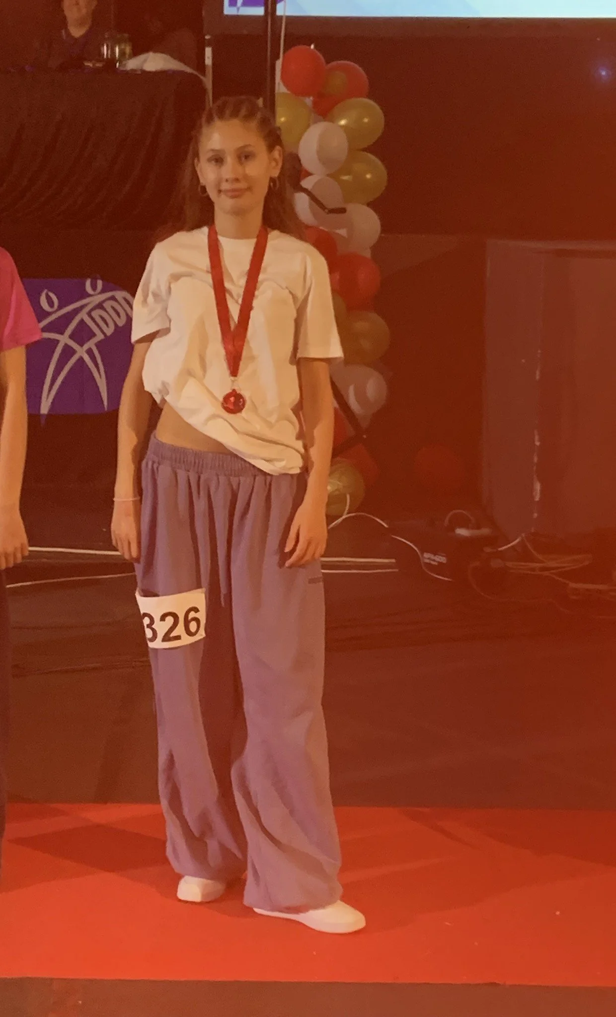 Danser fra Dansefeber i lilla outfit til hiphop solo ved Danmarksmesterskaberne 2026 i Forum Horsens