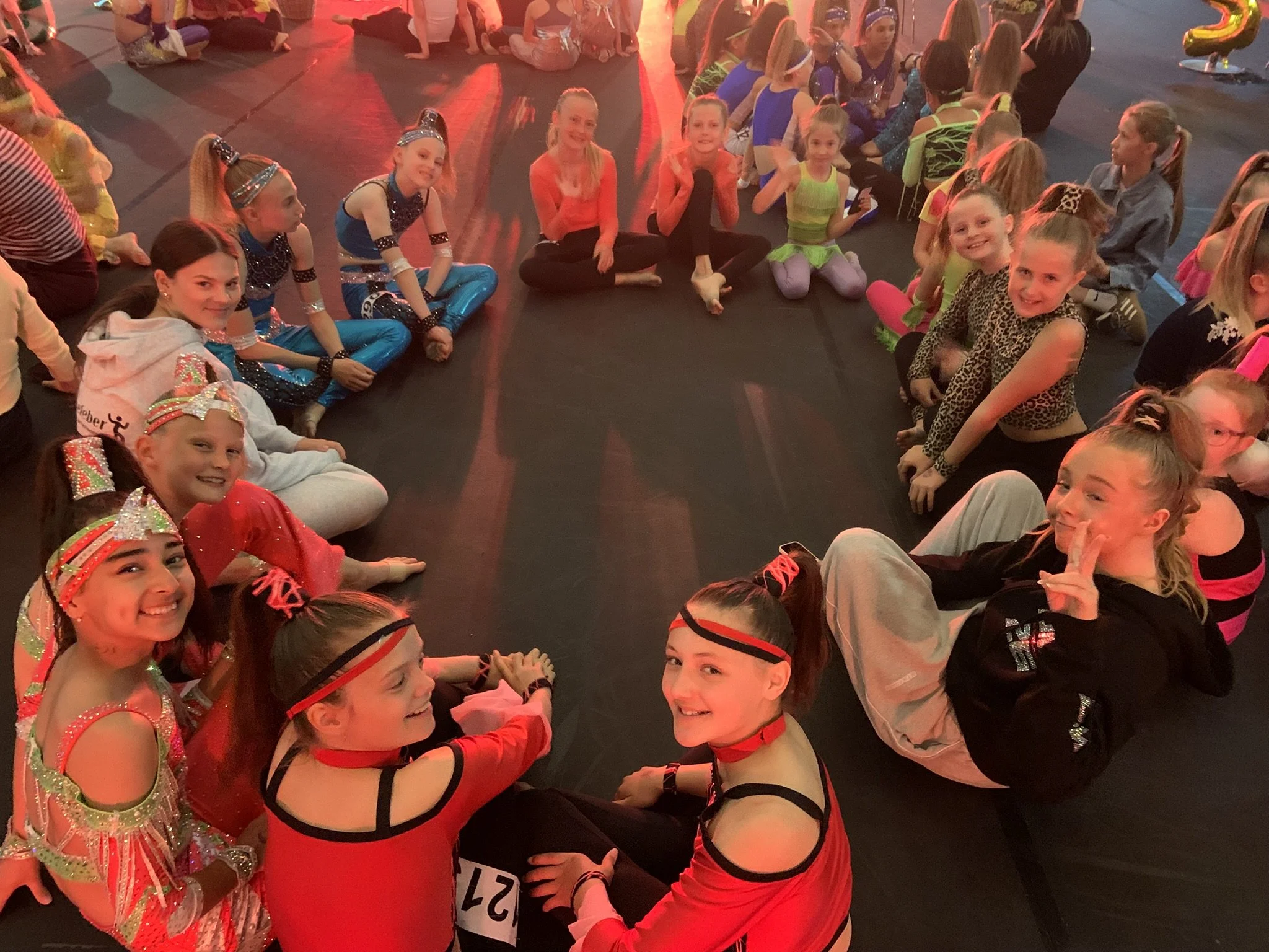 Dansehold fra Dansefeber backstage til disco ved Danmarksmesterskaberne 2026 i Forum Horsens