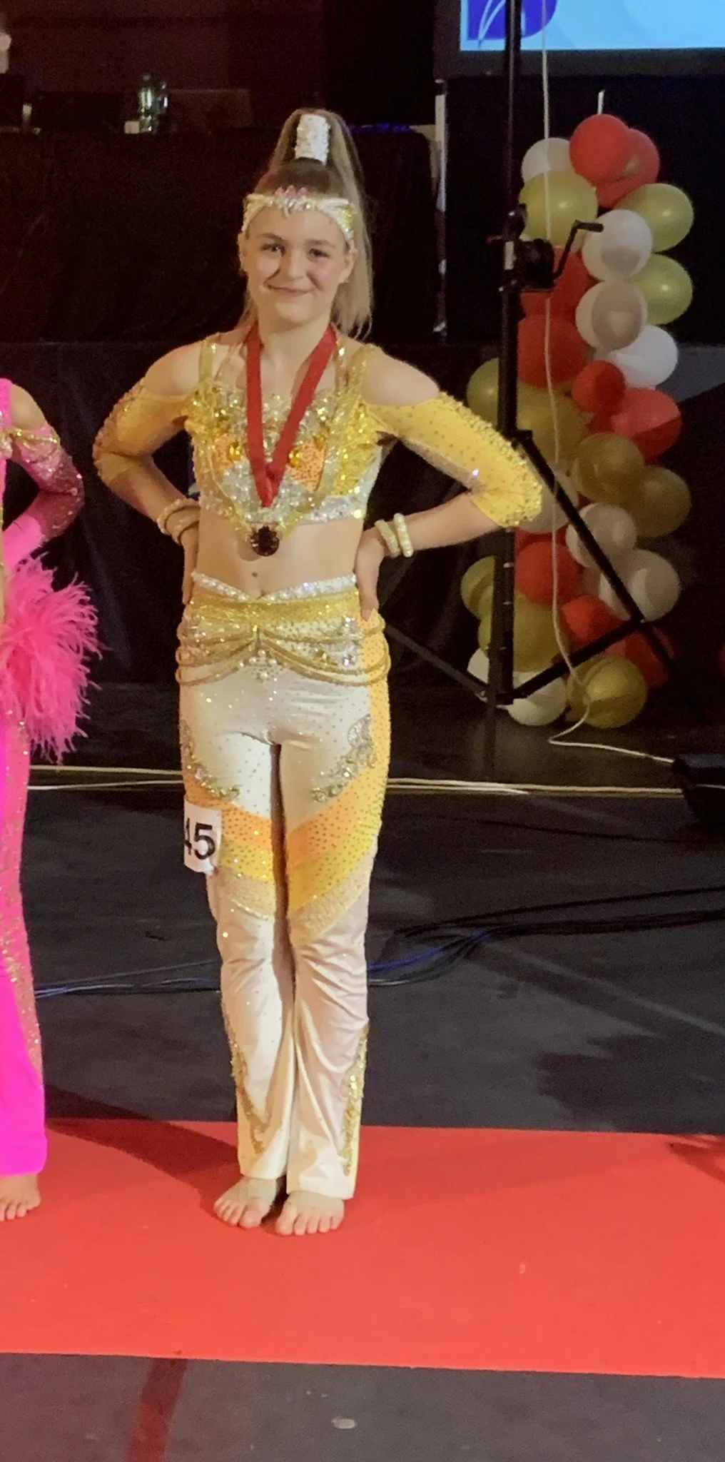 Danser fra Dansefeber i guld discodragt til disco solo ved Danmarksmesterskaberne 2026 i Forum Horsens