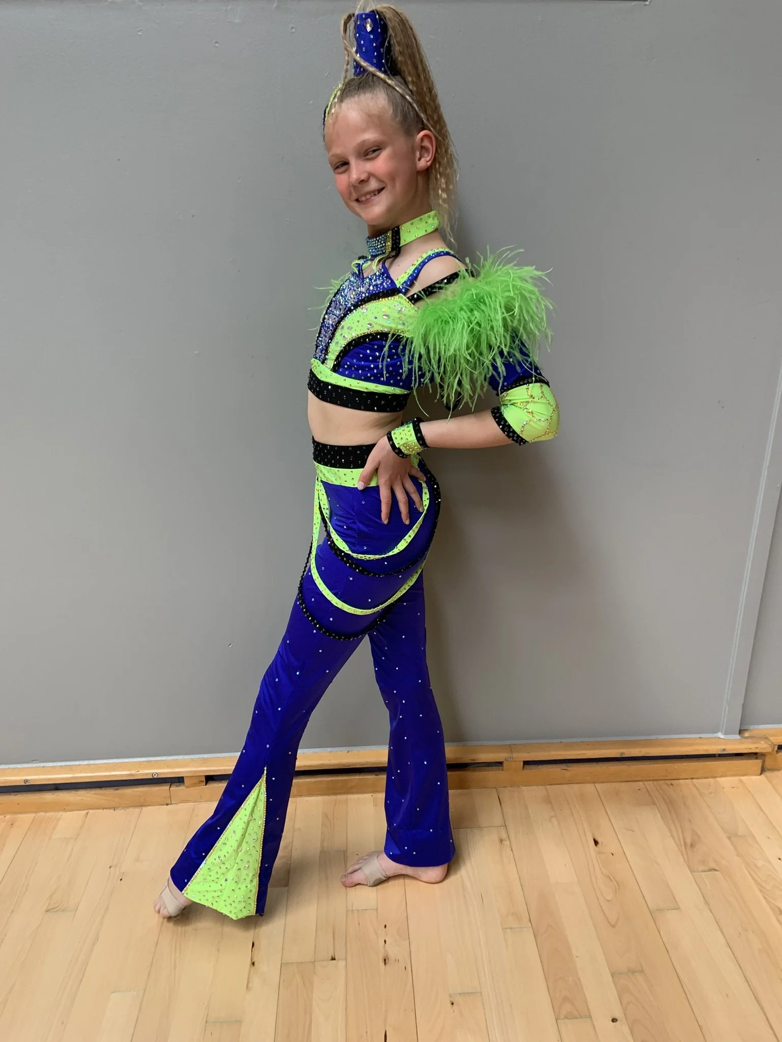 Discodanser fra Dansefeber i Viby J i studieportræt ved dansekonkurrence, i blå og grøn dragt
