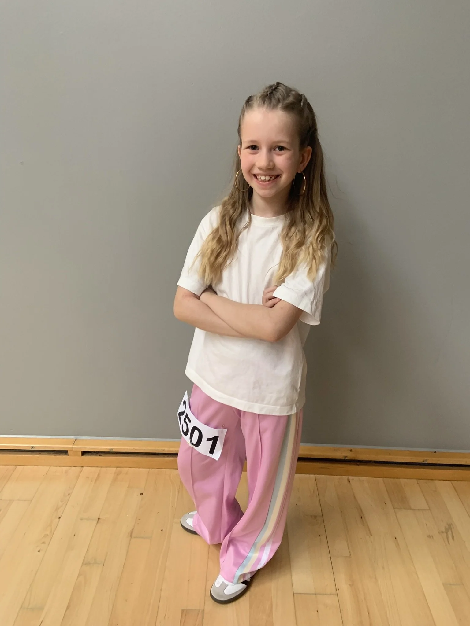 Hiphopdanser fra Dansefeber i Viby J i studieportræt ved dansekonkurrence, i hvid og pink dragt