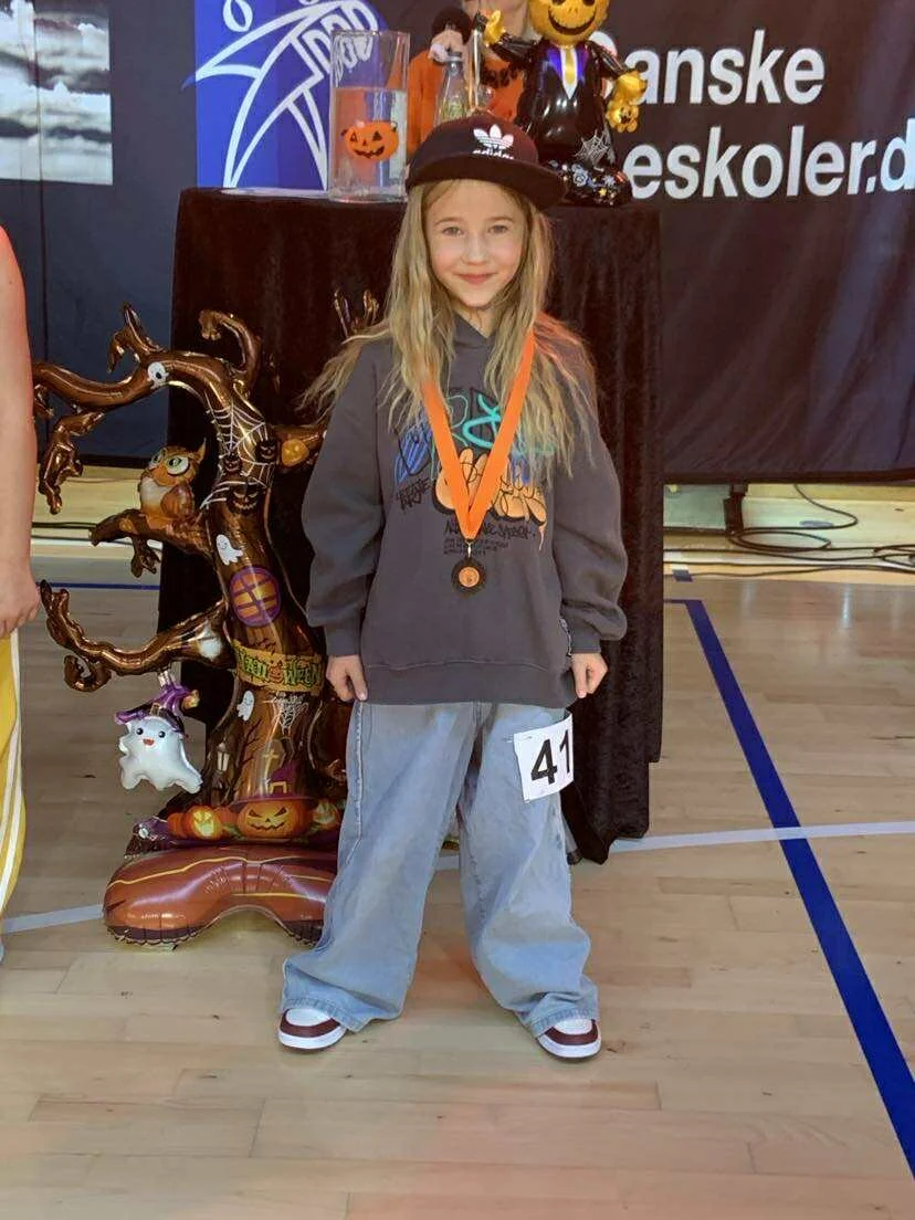dansefeber-viby-j-hiphop-efteraarscup-medalje-graa-hoodie-jeans.jpg