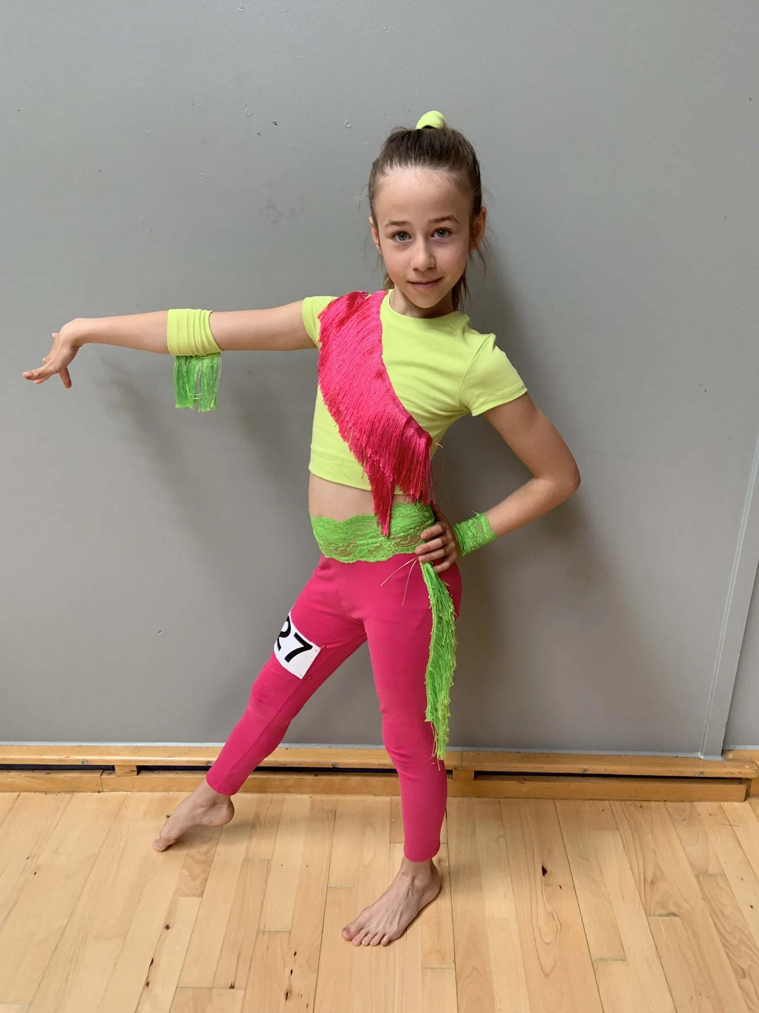 Discodanser fra Dansefeber i Viby J i studieportræt ved dansekonkurrence, i gul og pink dragt
