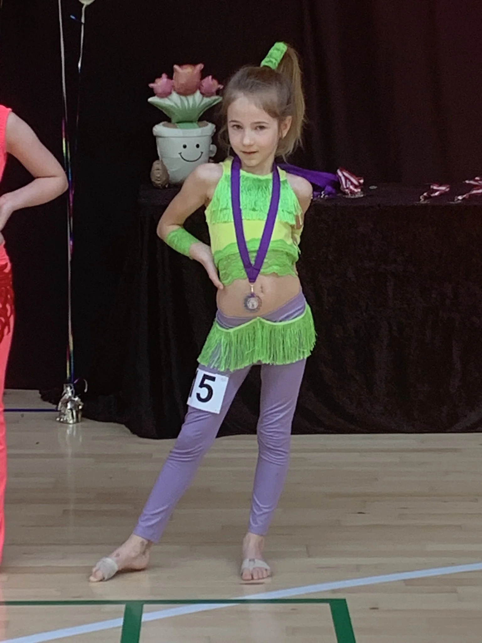 Discodanser fra Dansefeber i Viby J med medalje ved dansekonkurrence, i grøn og lilla dragt