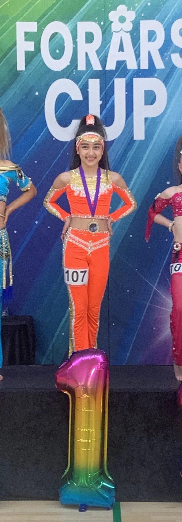 Discodanser fra Dansefeber i Viby J på 1. pladsen ved dansekonkurrence, i orange og guld dragt