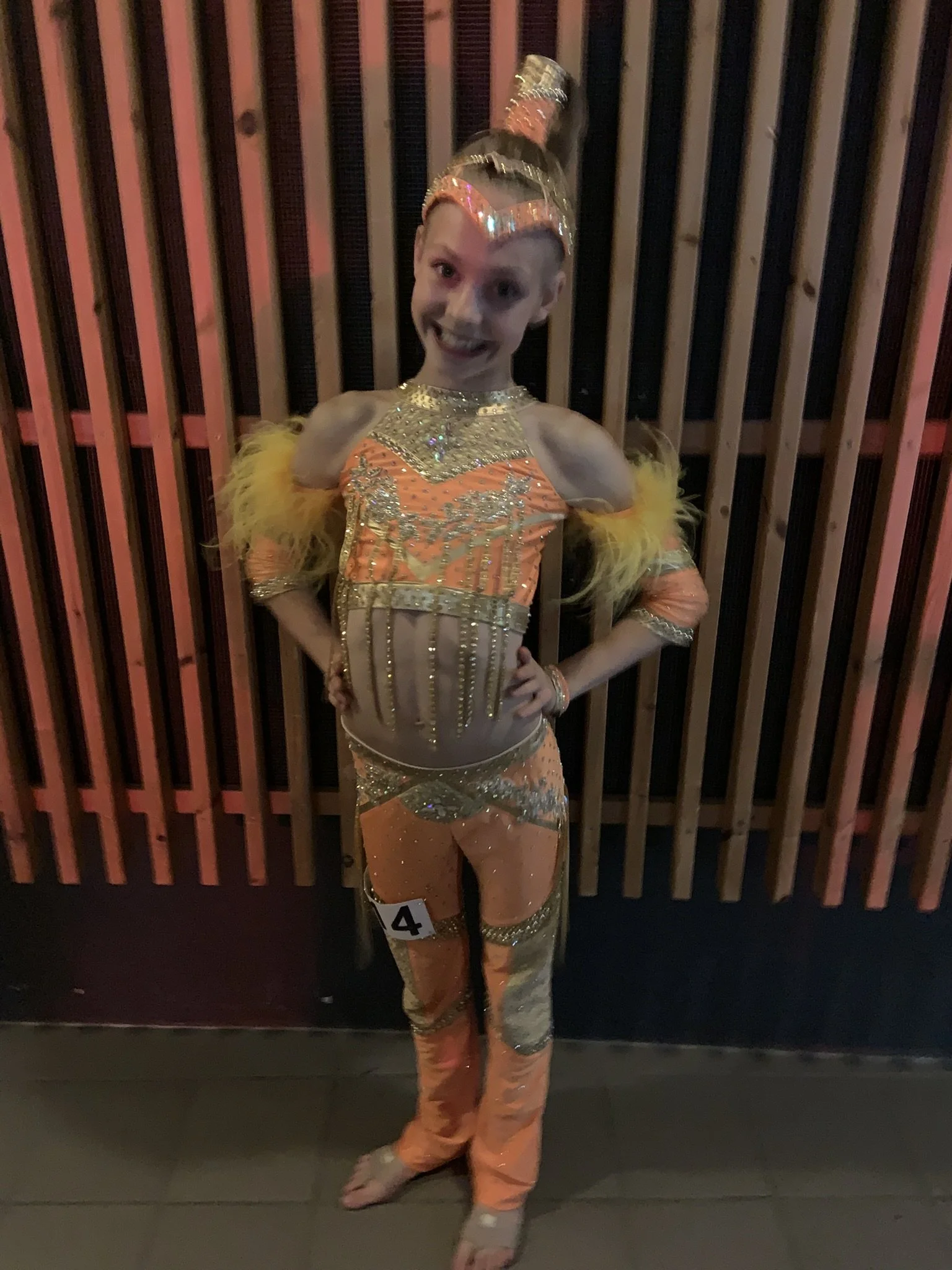 Danser fra Dansefeber i grå discodragt til disco solo ved Danmarksmesterskaberne 2026 i Forum Horsens