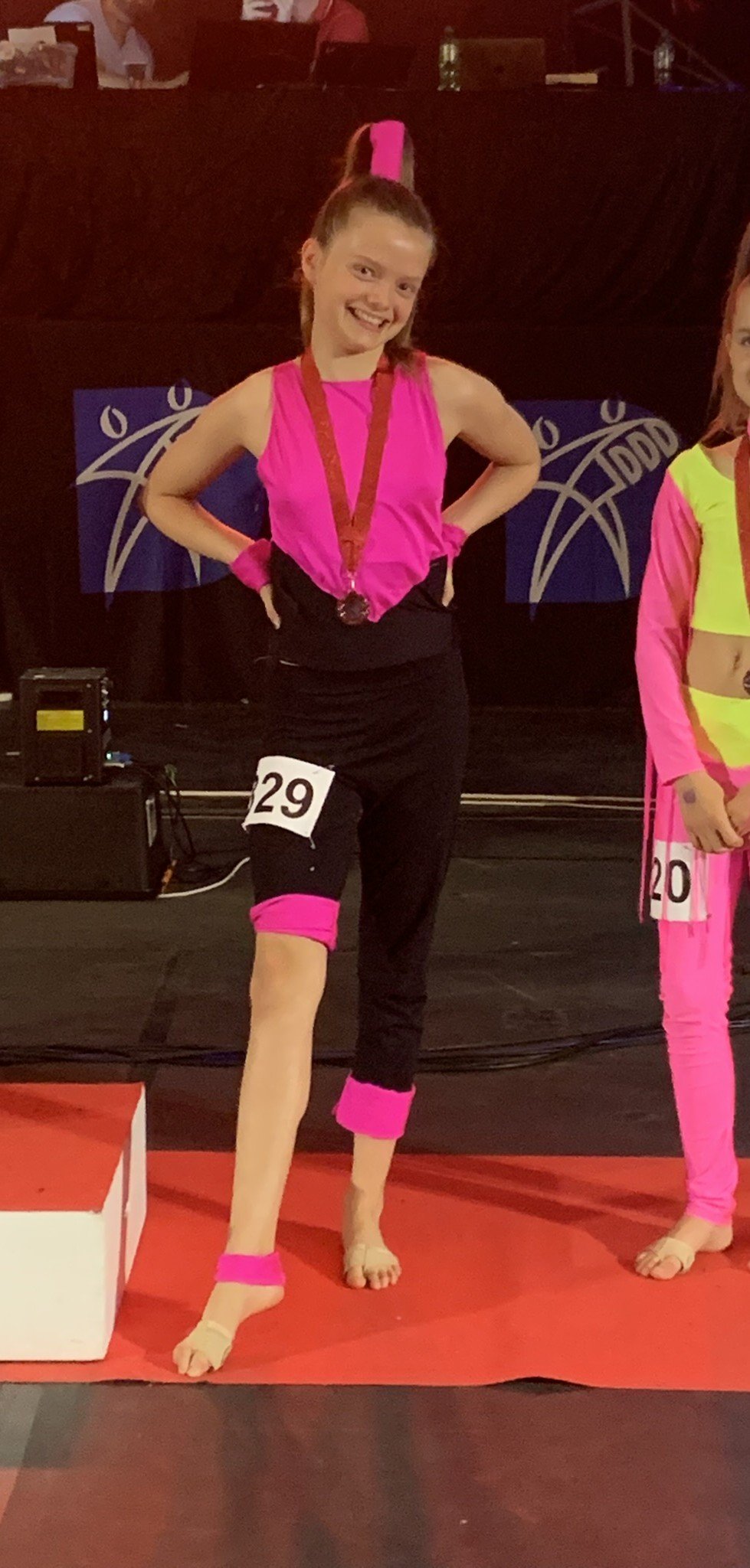 Danser fra Dansefeber i sort pink discodragt til disco solo ved Danmarksmesterskaberne 2026 i Forum Horsens