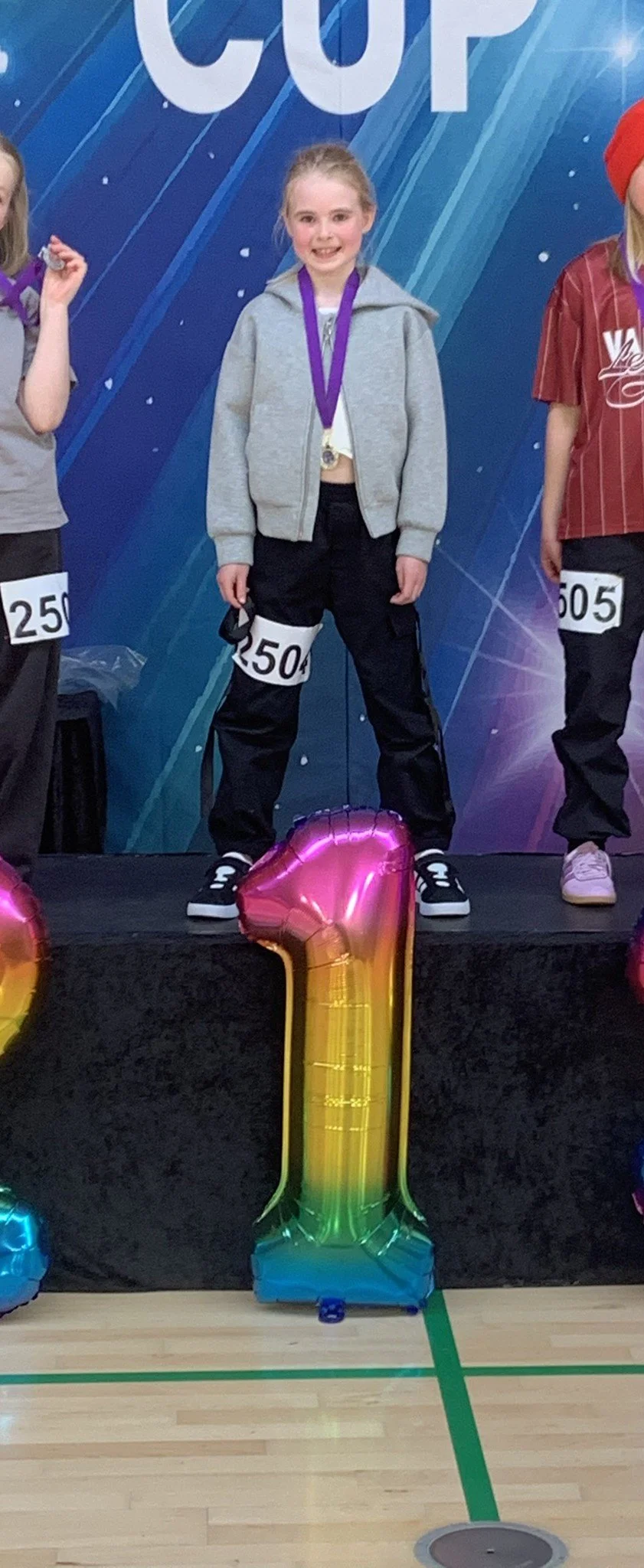 Hiphopdanser fra Dansefeber i Viby J på 1. pladsen ved dansekonkurrence, i grå og sort dragt