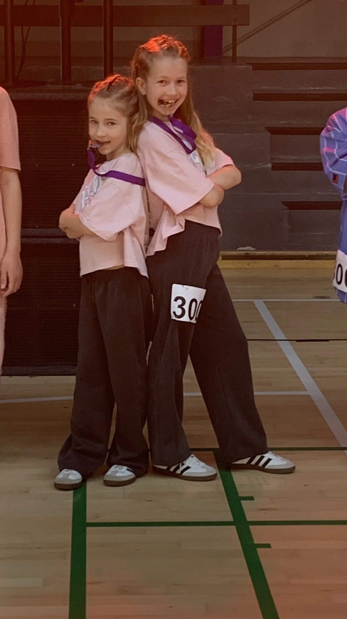 Hiphopduo fra Dansefeber i Viby J, Aarhus Syd, med medaljer ved dansekonkurrence, i rosa dragter