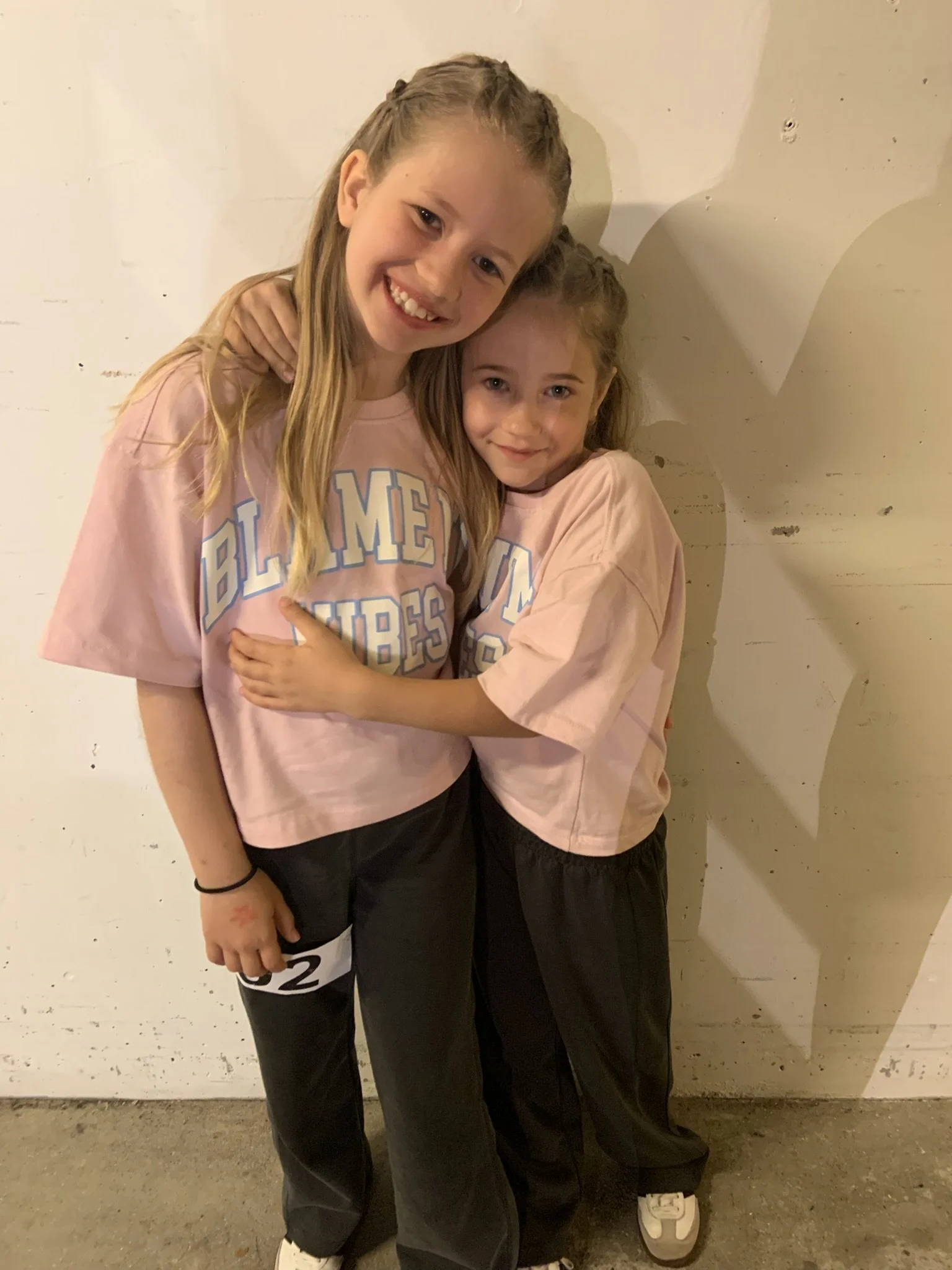 Dansepar fra Dansefeber i pink outfit til hiphop duo ved Danmarksmesterskaberne 2026 i Forum Horsens