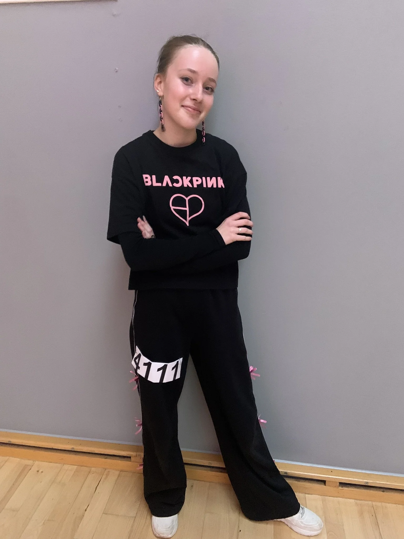 Hiphopdanser fra Dansefeber i Viby J poserer ved væg under dansekonkurrence