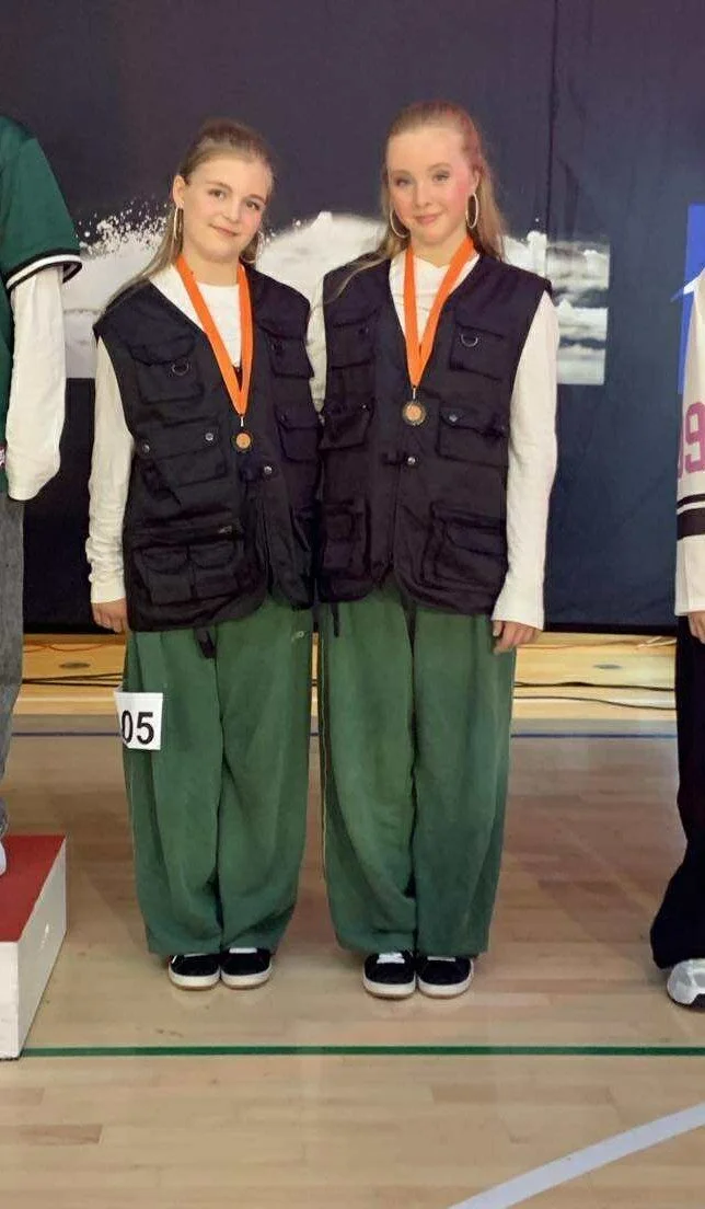 dansefeber-viby-j-hiphop-duo-efteraarscup-medalje-sortgroen-vest.jpg