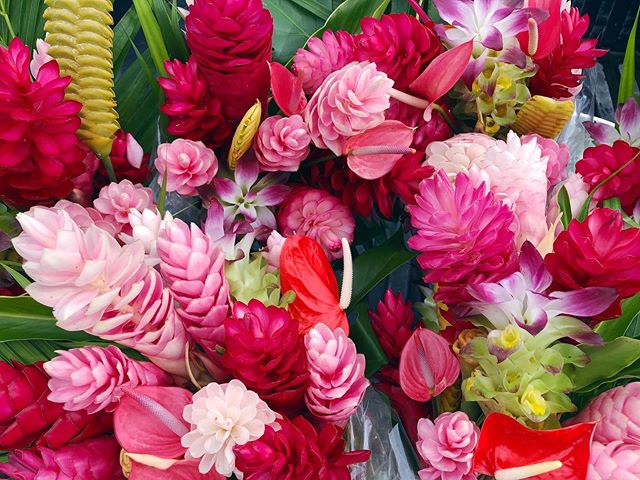 Aloha Friday Bouquets 🤩🌸
.
.
$10/each available at the fruit + flowers stand 🤙
.
.
#tropicalflowers #tropicalbouquet #alohafriday #hana #maui #hawaii