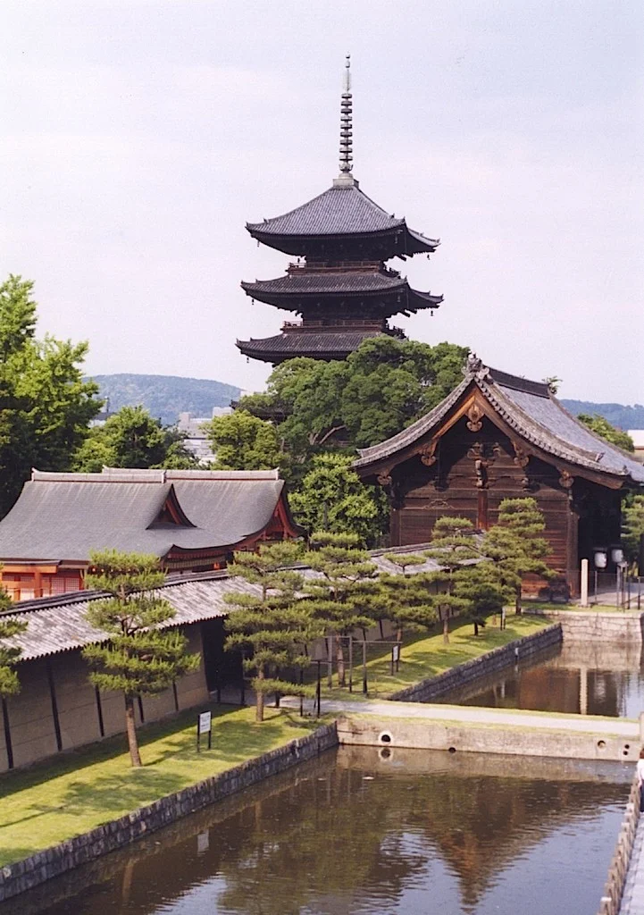 1-17 Toji (East Temple) was built to guard the East end of the city when the capital was moved to Kyoto in 794. Founded in 796