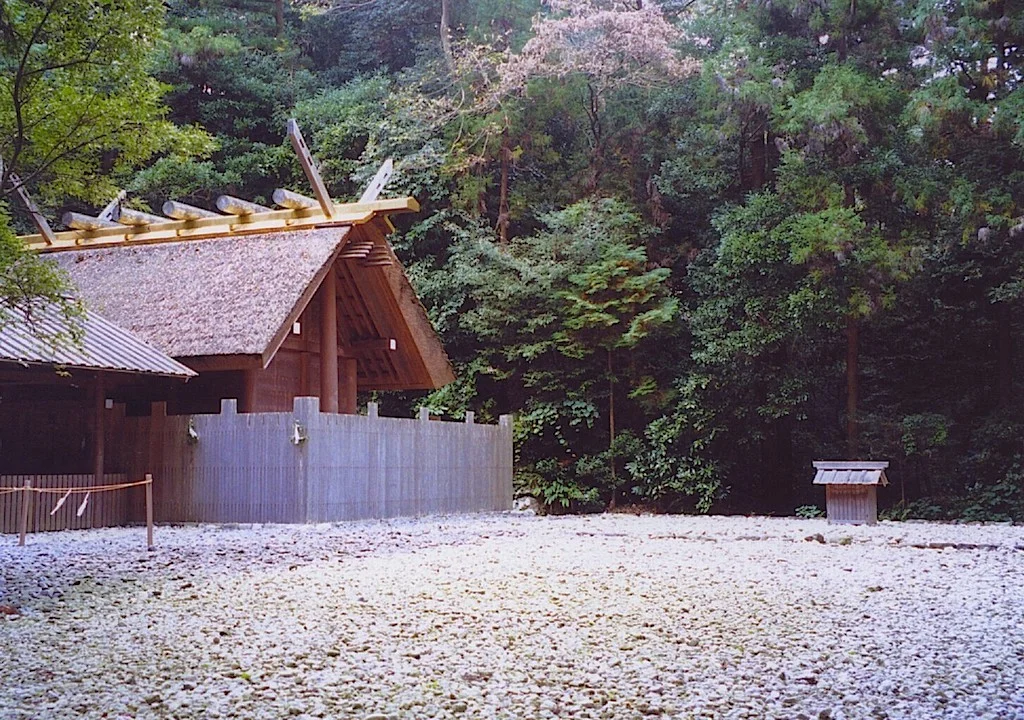 2-5 Subsidiary building at Ise. The small structure on the right indicates where the replacement for the shrine on the left will be reconstructed after 20 years.
