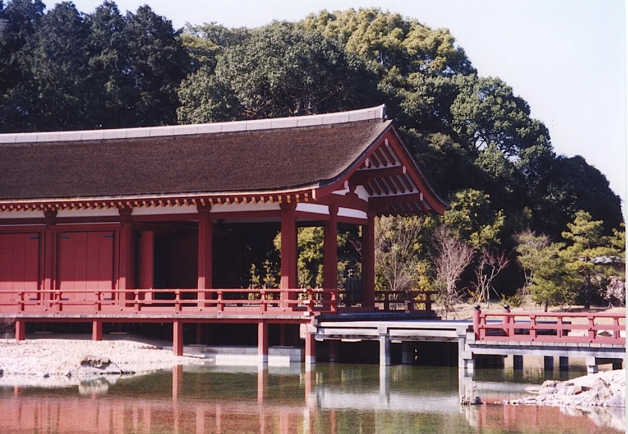 3-2 Reconstruction of part of the emperor's living quarters (Dairi), in the Shinden style, at Heijokyo palace in Nara.