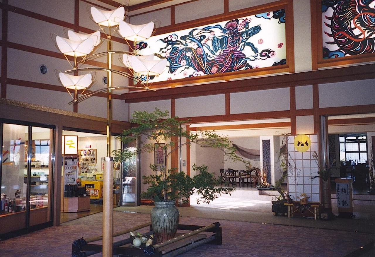 4-38 Lobby of a large, modern hot spring resort hotel